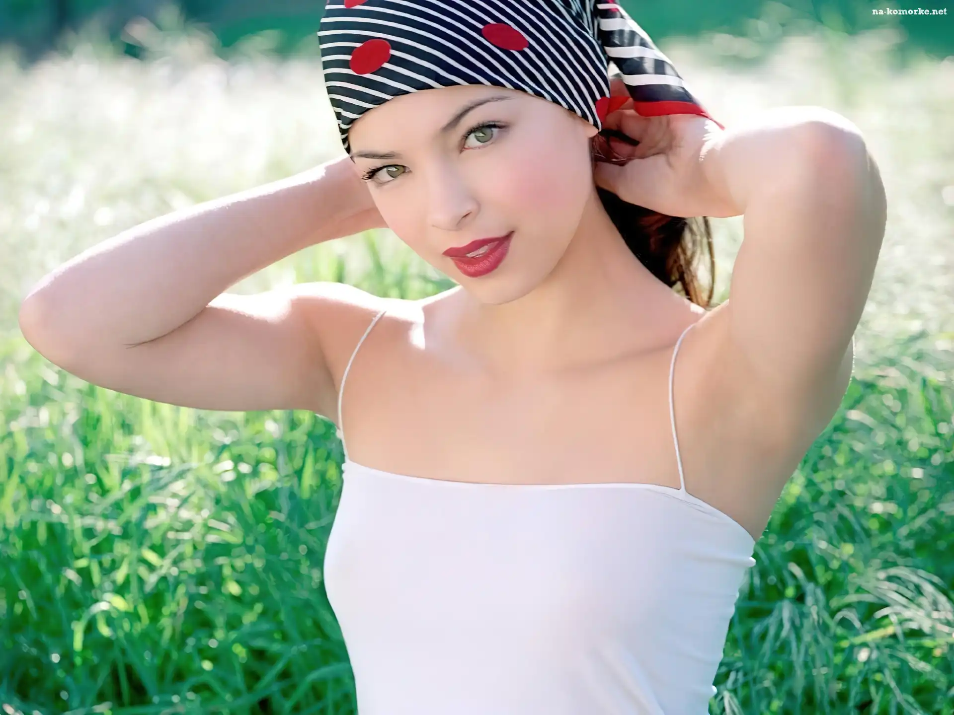 Kristin Kreuk, Trawa, Apaszka