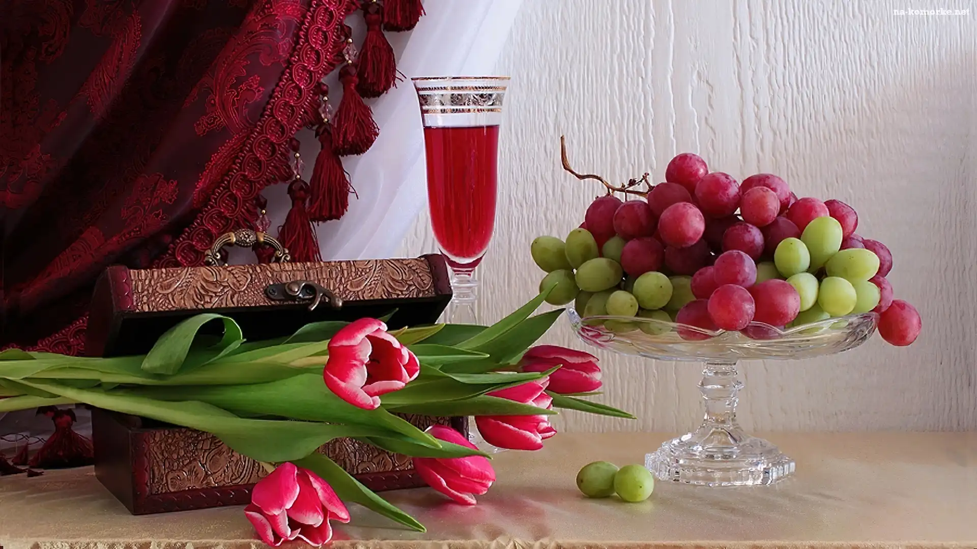 Kuferek, Winogrona, Tulipany, Wino