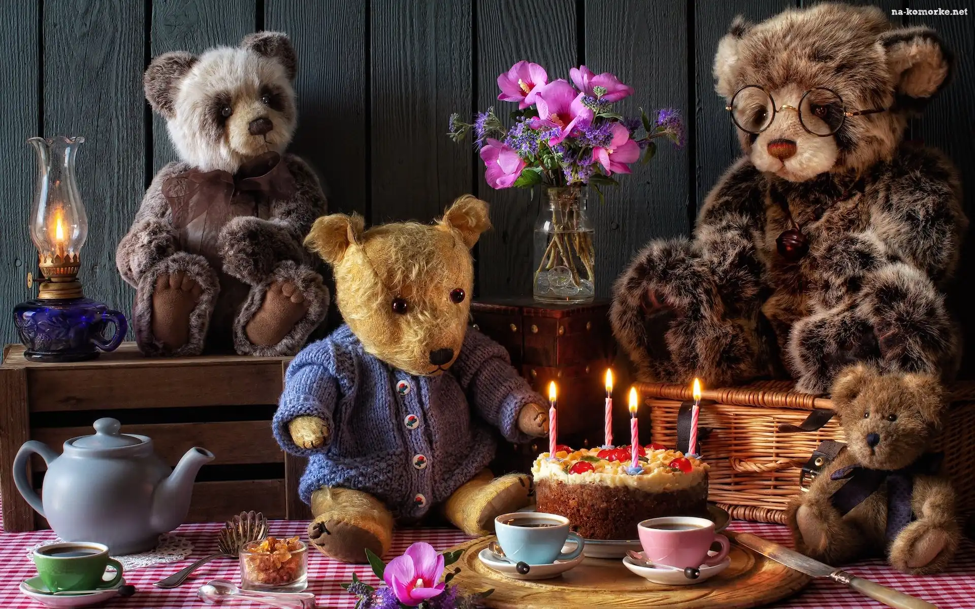 Misie, Kompozycja, Lampa, Tort, Czajnik, Pluszowe, Filiżanki, Świeczki, Bukiet kwiatów