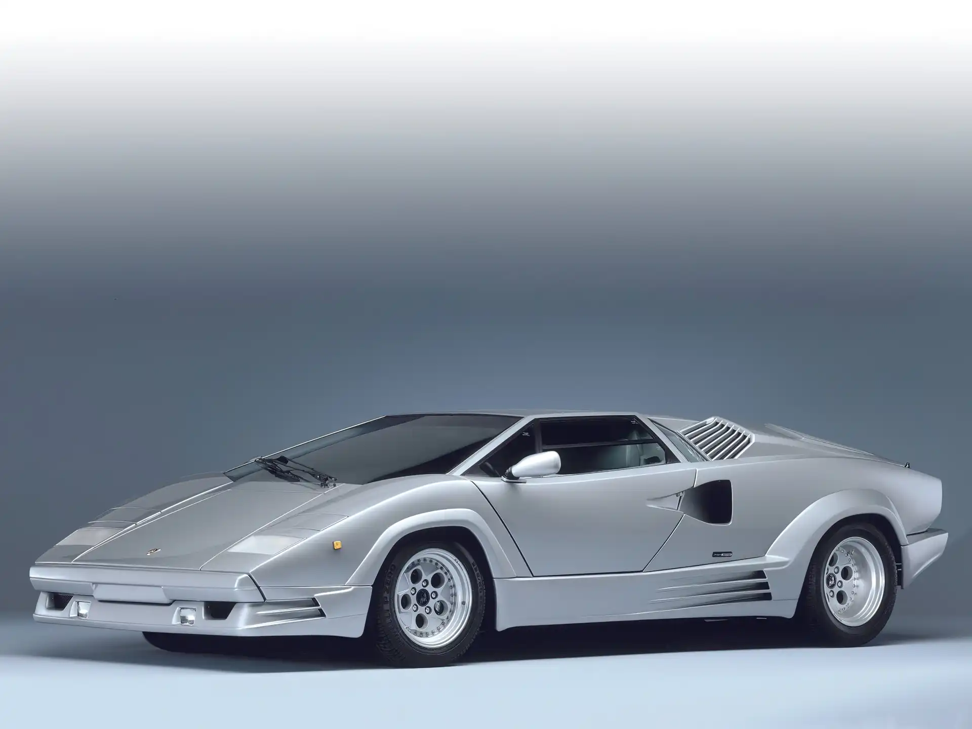 Lamborghini Countach, Wloty, Masywne