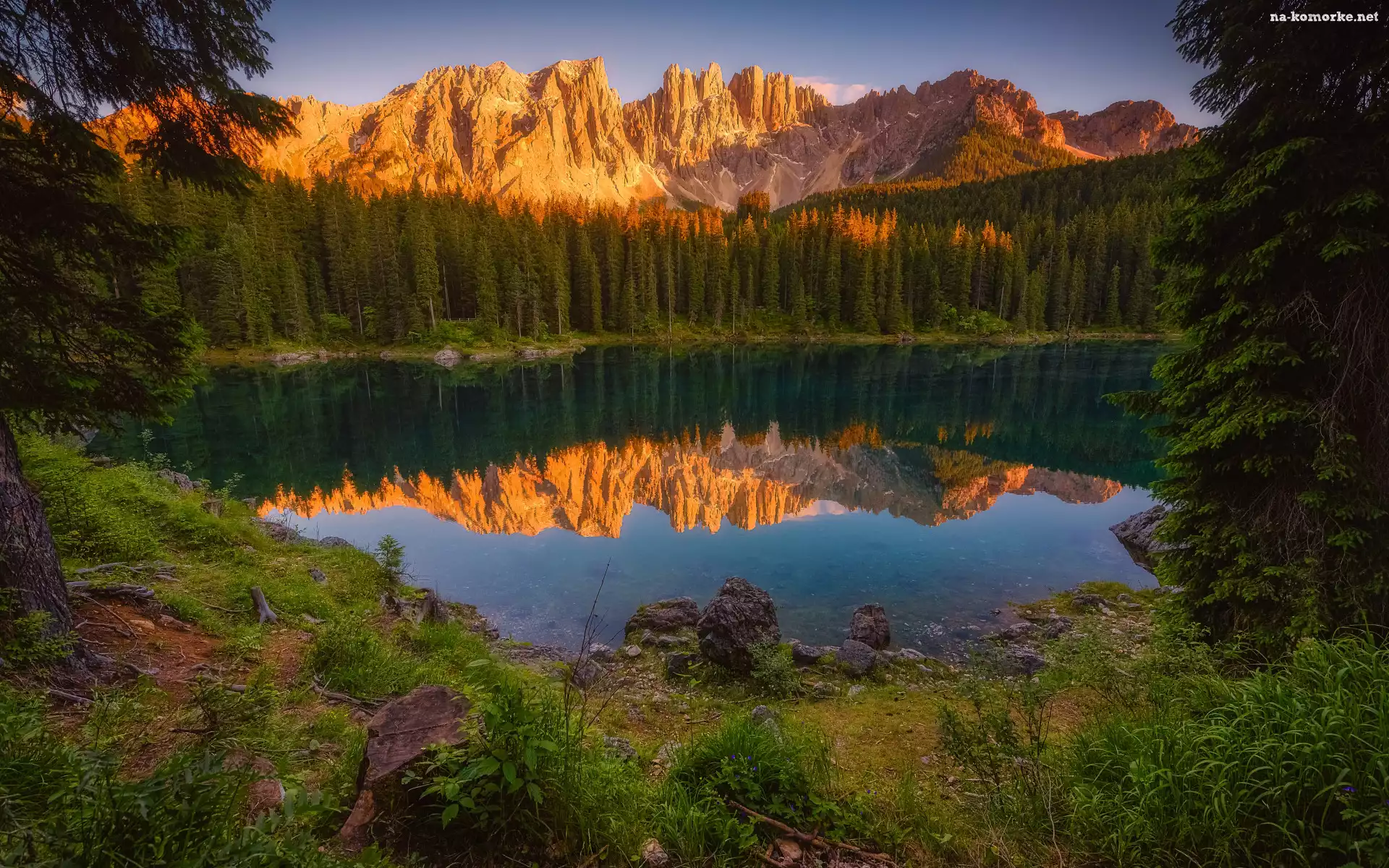 Lago Carezza, Góry, Włochy, Dolomity, Odbicie, Drzewa, Jezioro, Las, Niebo, Kamienie, Roślinność, Południowy Tyrol