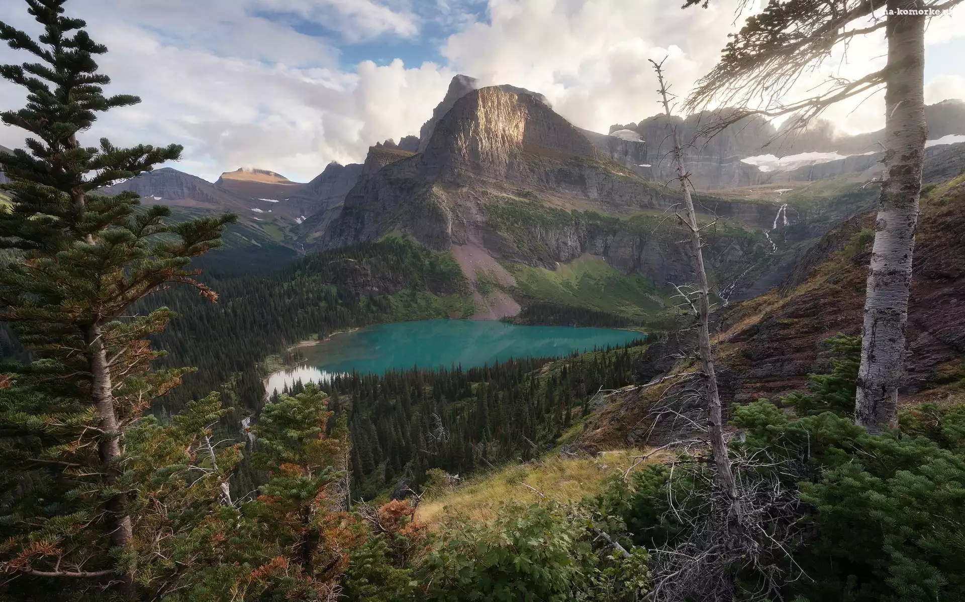 Park Narodowy Glacier, Las, Stany Zjednoczone, Drzewa, Grinnell Lake, Jezioro, Góry, Chmury, Montana