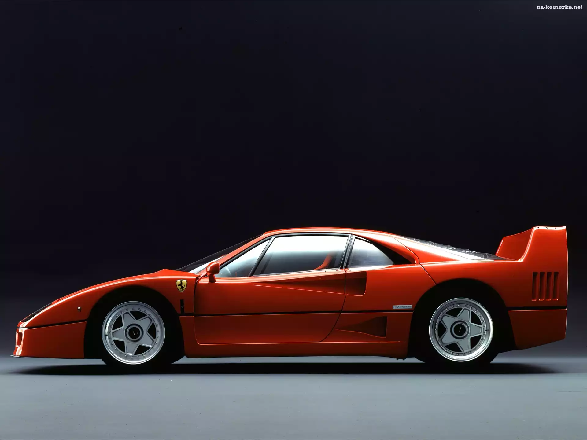 Lewa, Strona, Ferrari F 40