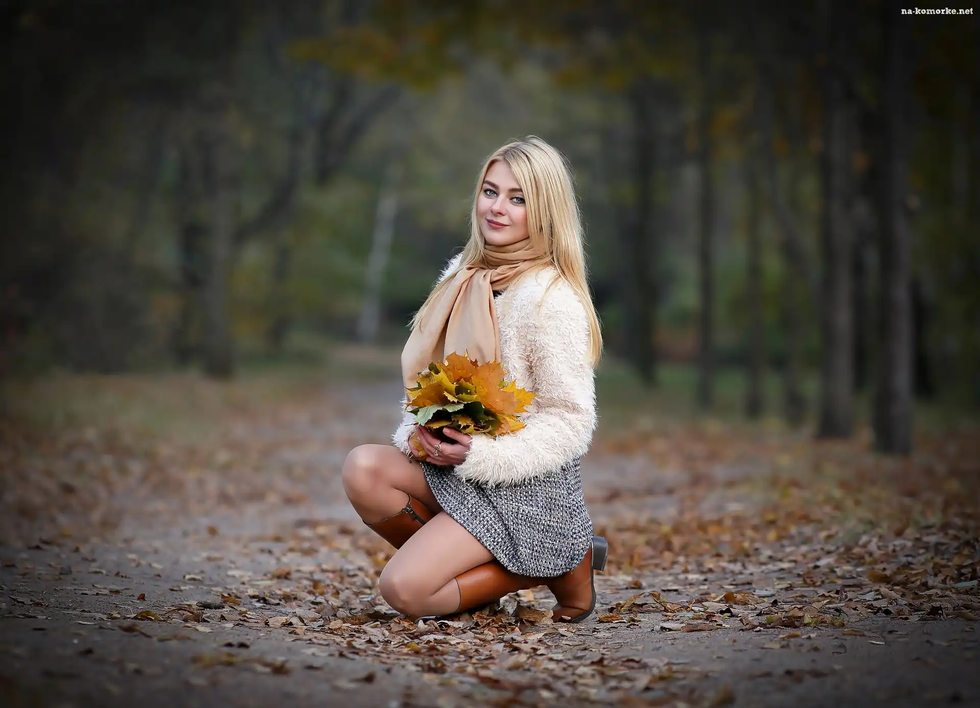 Liście, Blondynka, Kobieta, Jesień, Bukiet, Ścieżka