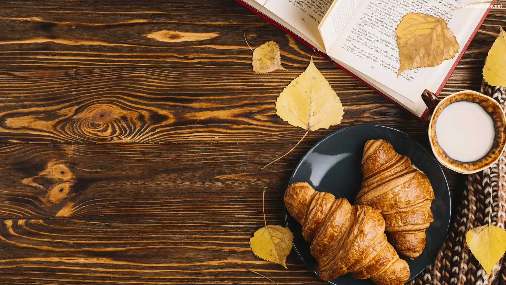 Kubek, Rogaliki, Szalik, Mleka, Deski, Croissanty, Książka, Talerz, Liście