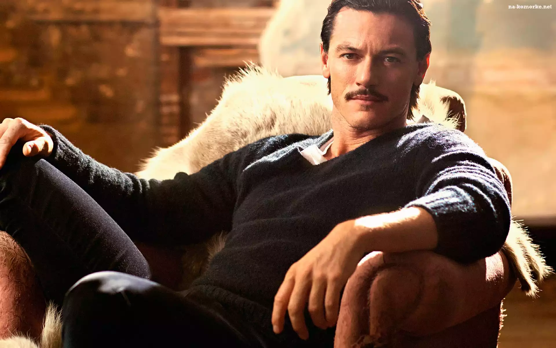 Luke Evans, Fotel, Brunet, WÄ…sy