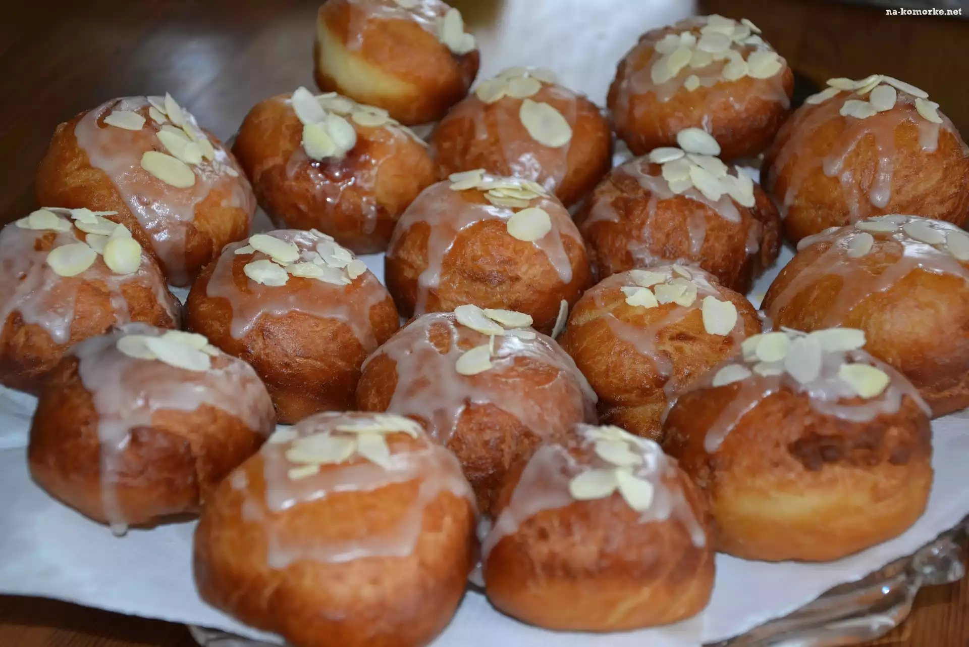 Pączki, Lukier, Migdały