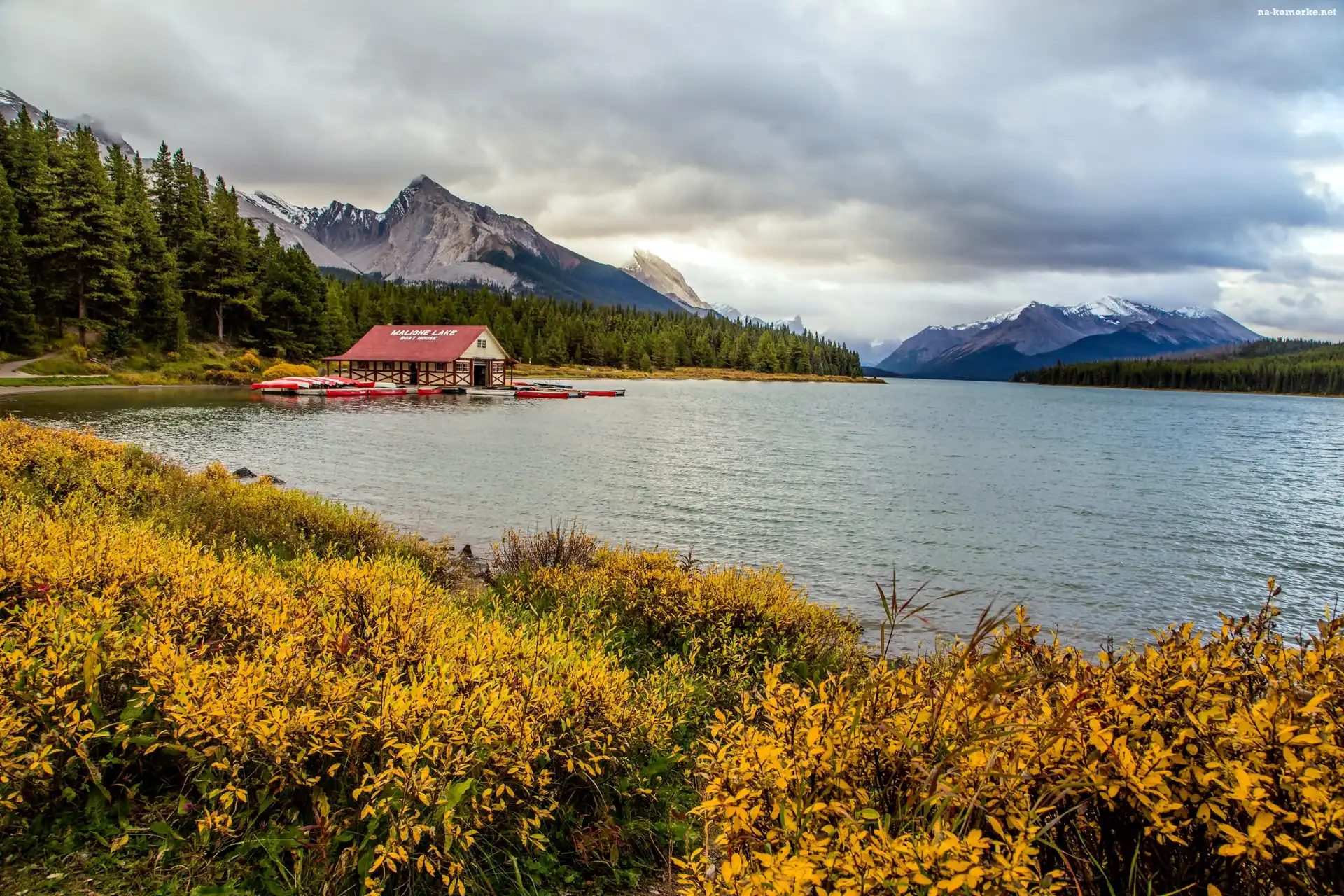 Jasper, Jezioro Maligne, Lasy, Alberta, Jesień, Park Narodowy, Łódki, Góry, Przystań