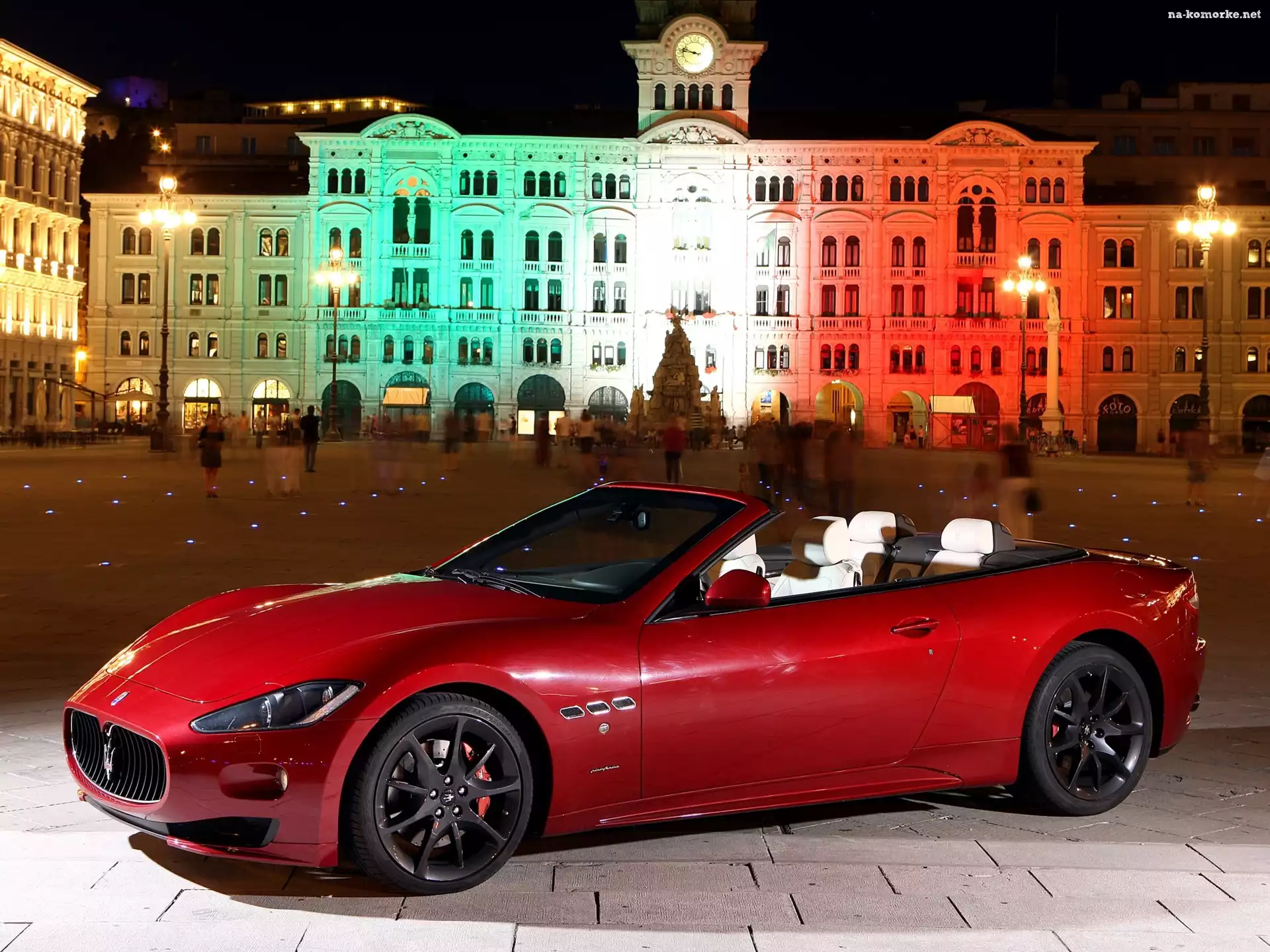 Czerwone, Maserati, Budynki