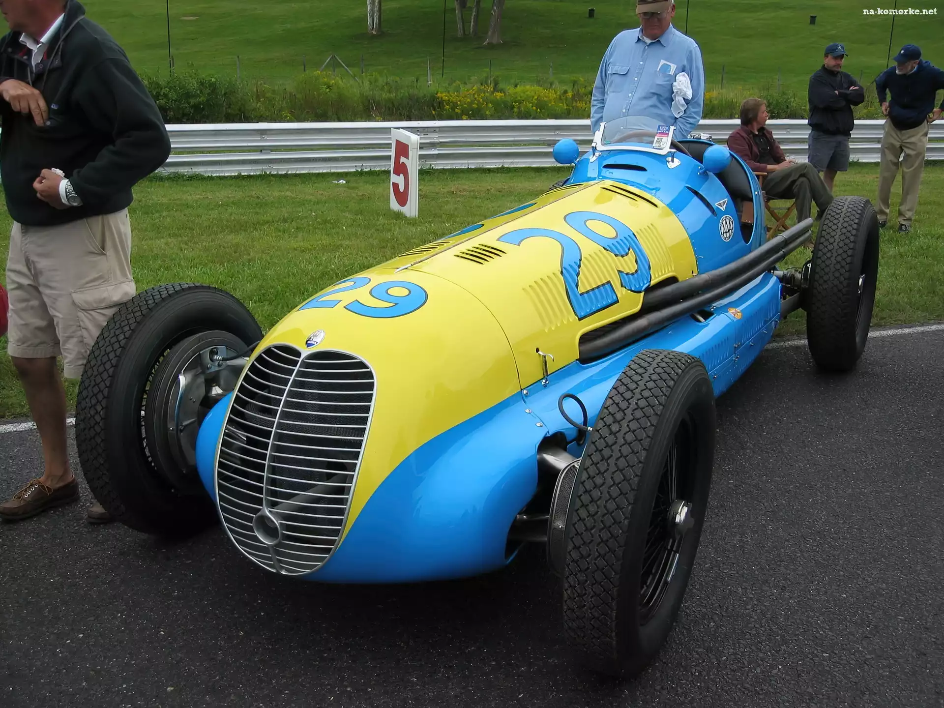 Maserati, koła , żółto niebieski
