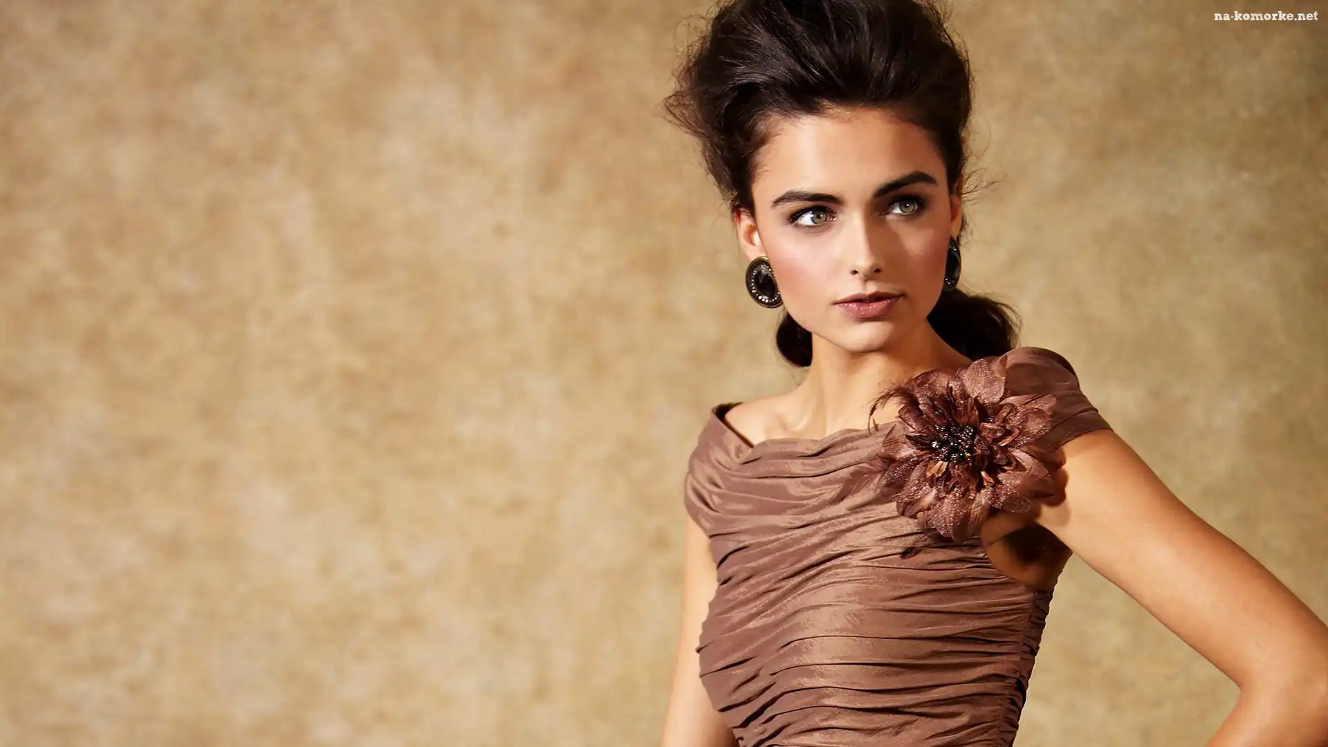 Moda, Brunetka, Darla Baker, Makijaż, Biżuteria