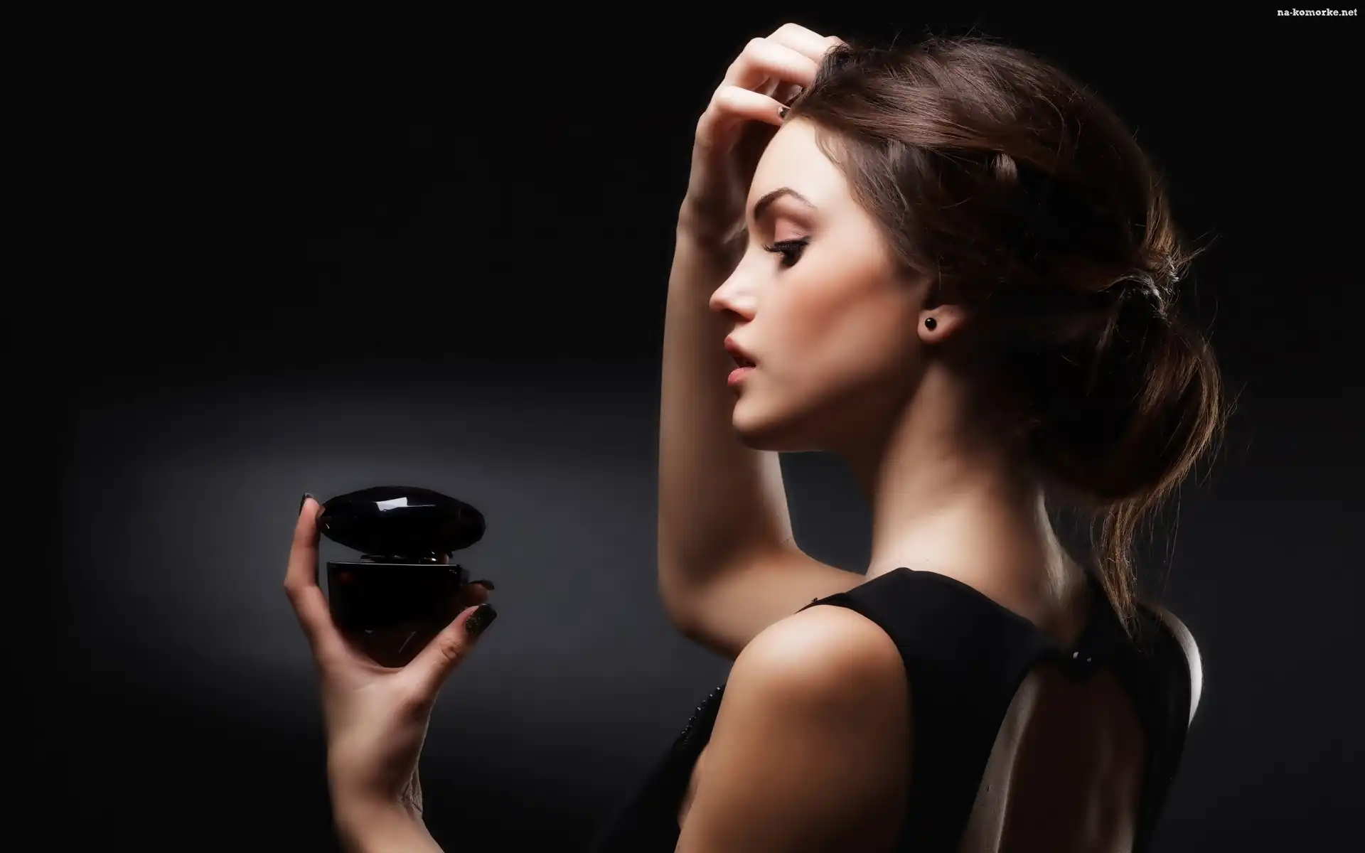 Brunetka, Modelka, Perfumy