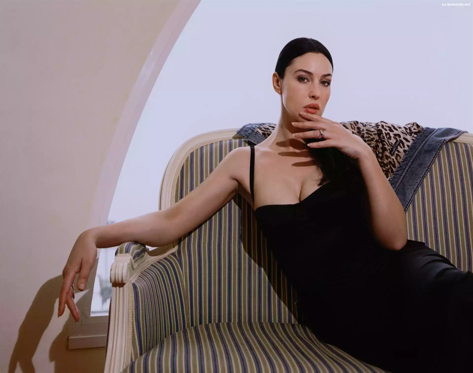 Monica Bellucci, Sukienka, Kanapa, Czarna