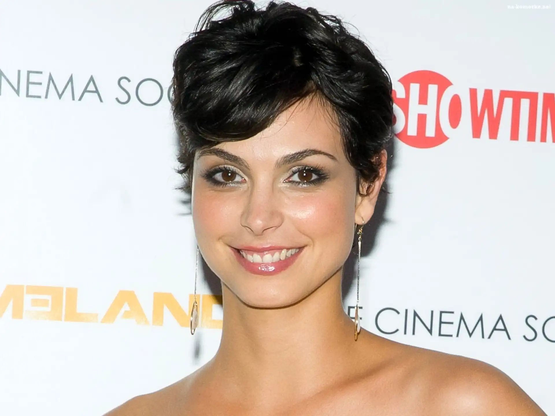 Morena Baccarin, Kolczyki, Twarz, Uśmiech