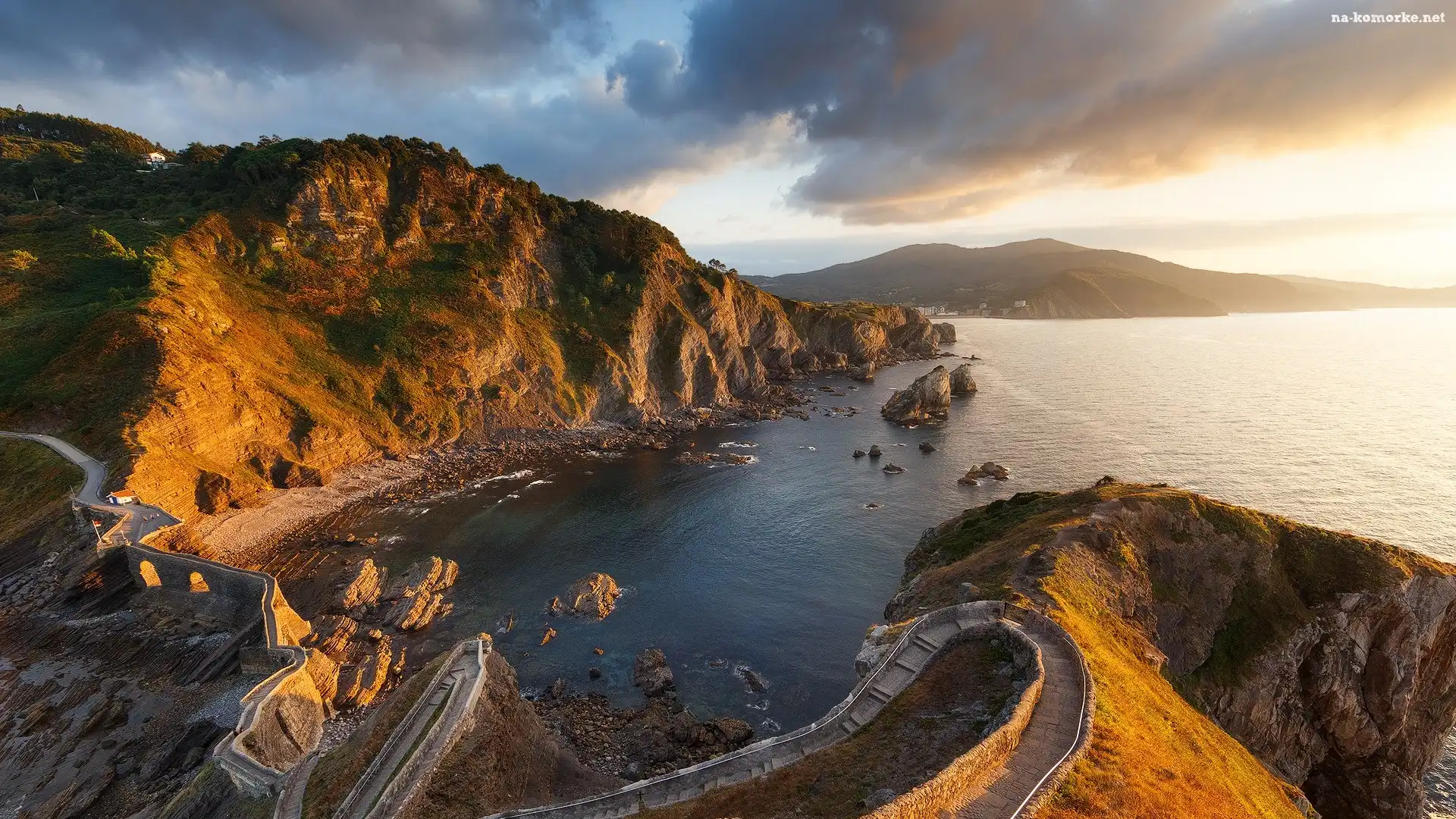 Morze, Wyspa San Juan de Gaztelugatxe, Wybrzeże, Hiszpania, Zatoka Biskajska, Góry, Skały, Chmury