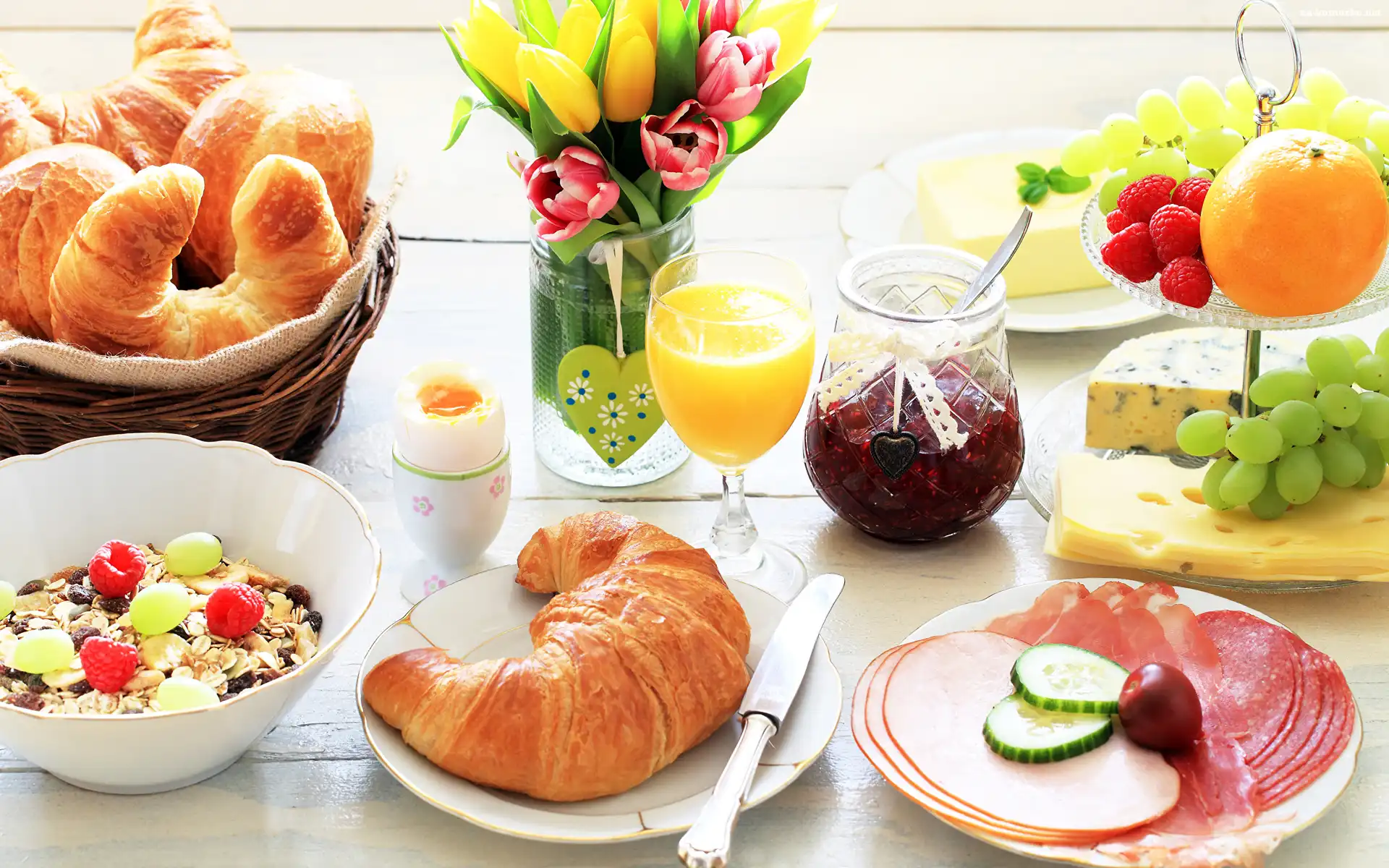 Musli, Rogale, Śniadanie, Tulipany, Wędliny, Kwiaty