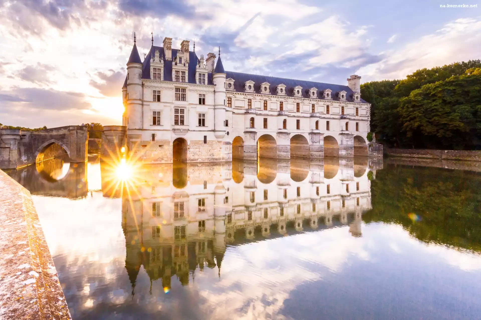 Zamek Chenonceau, Promienie słońca, Francja, Rzeka Cher, Odbicie, Drzewa, Niebo