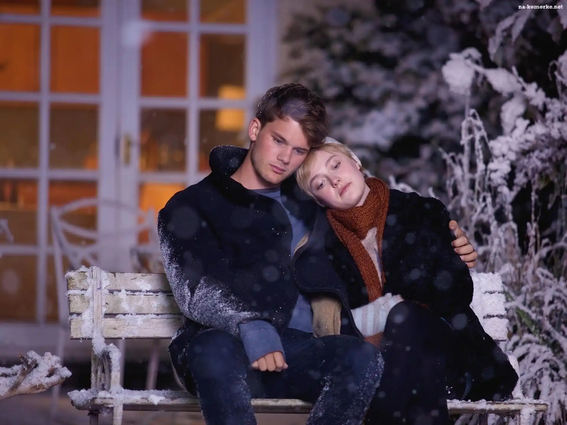 Śnieg, Film, Dakota Fanning, Jeremy Irvine, Ławka