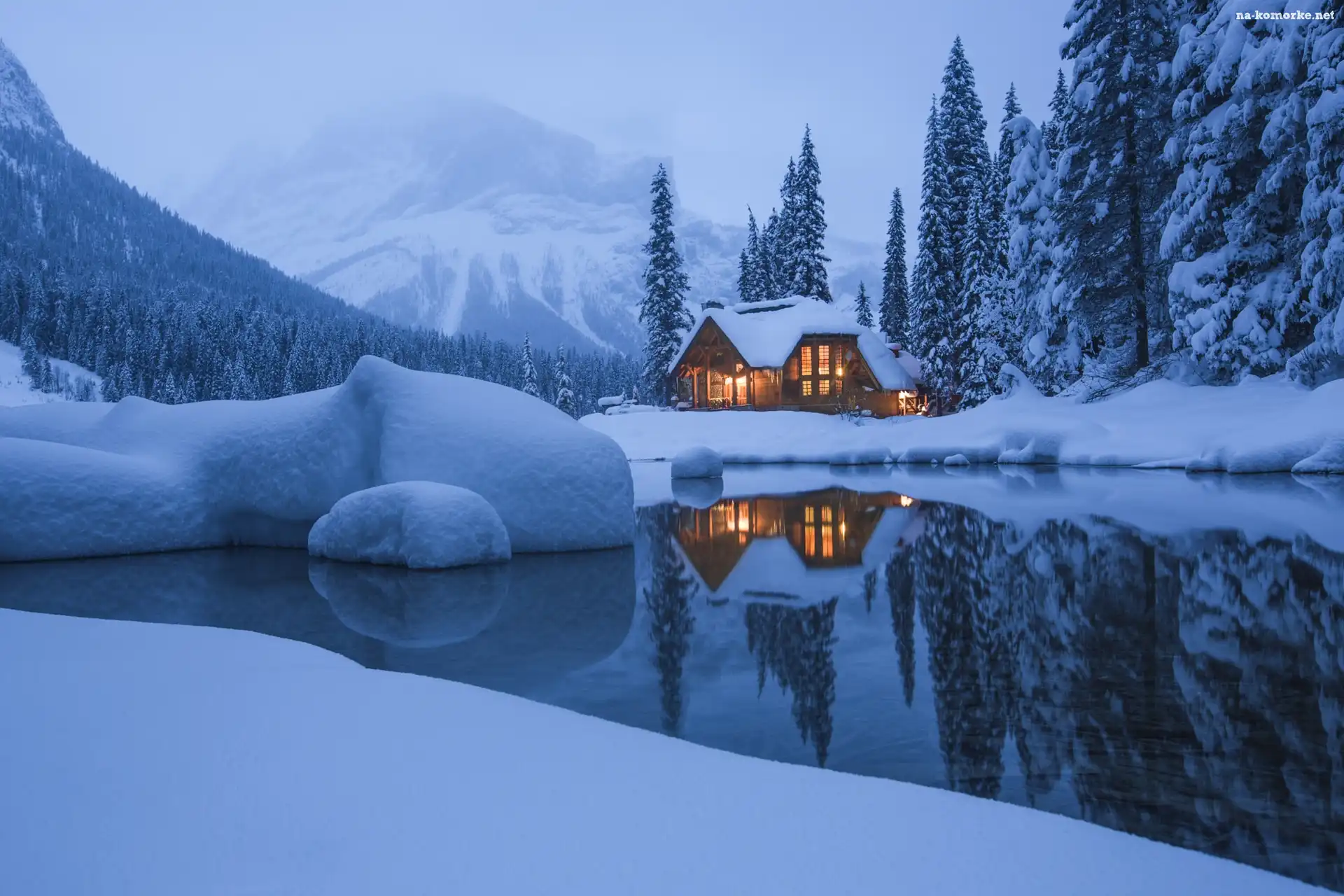 Park Narodowy Yoho, Drzewa, Śnieg, Jezioro, Kanada, Mgła, Dom, Emerald Lake, Zima, Góry, Chmury