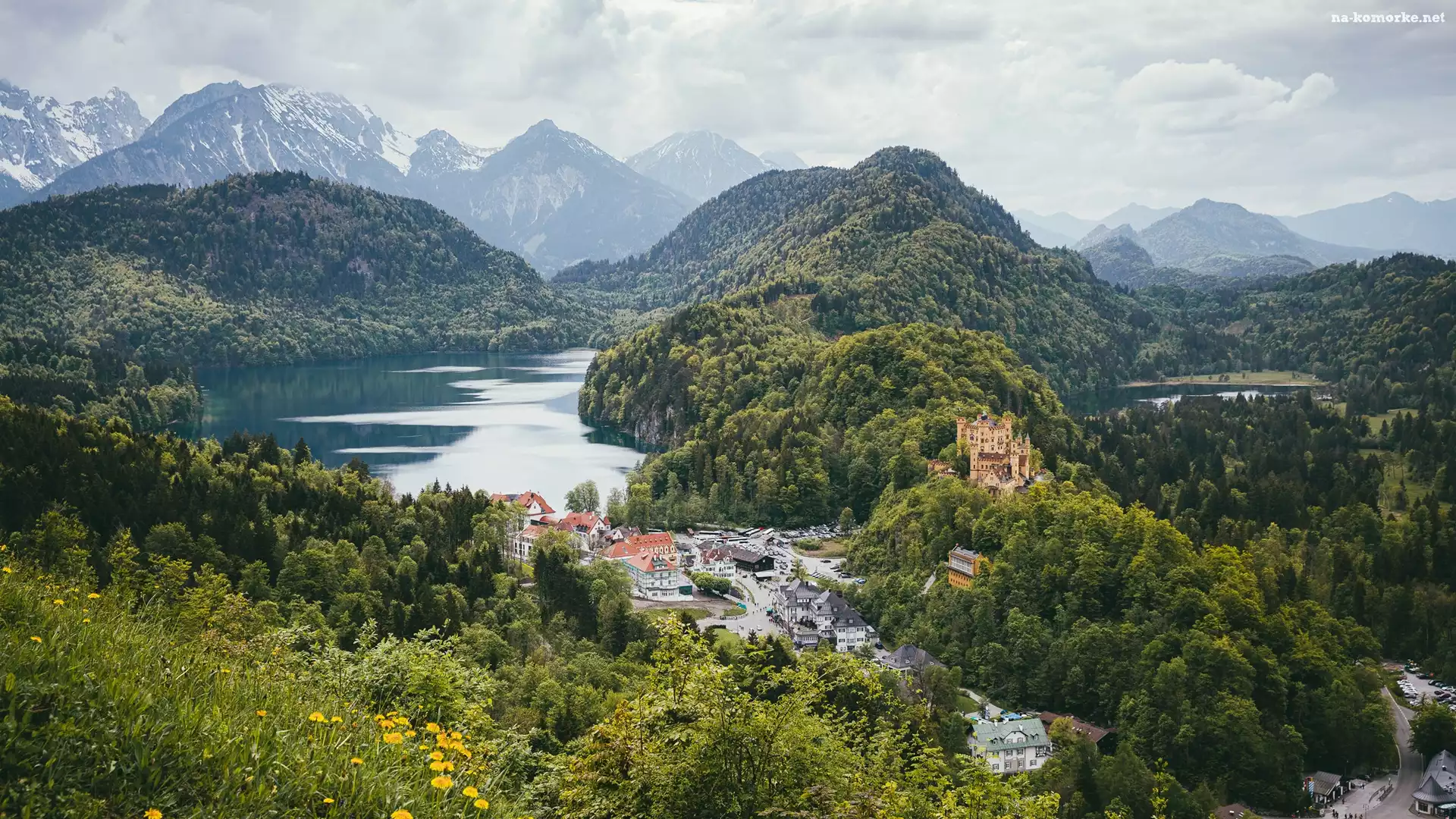 Zamek Hohenschwangau, Góry, Chmury, Miasteczko, Niemcy, Jezioro Alpsee, Bawaria, Las, Gmina Schwangau