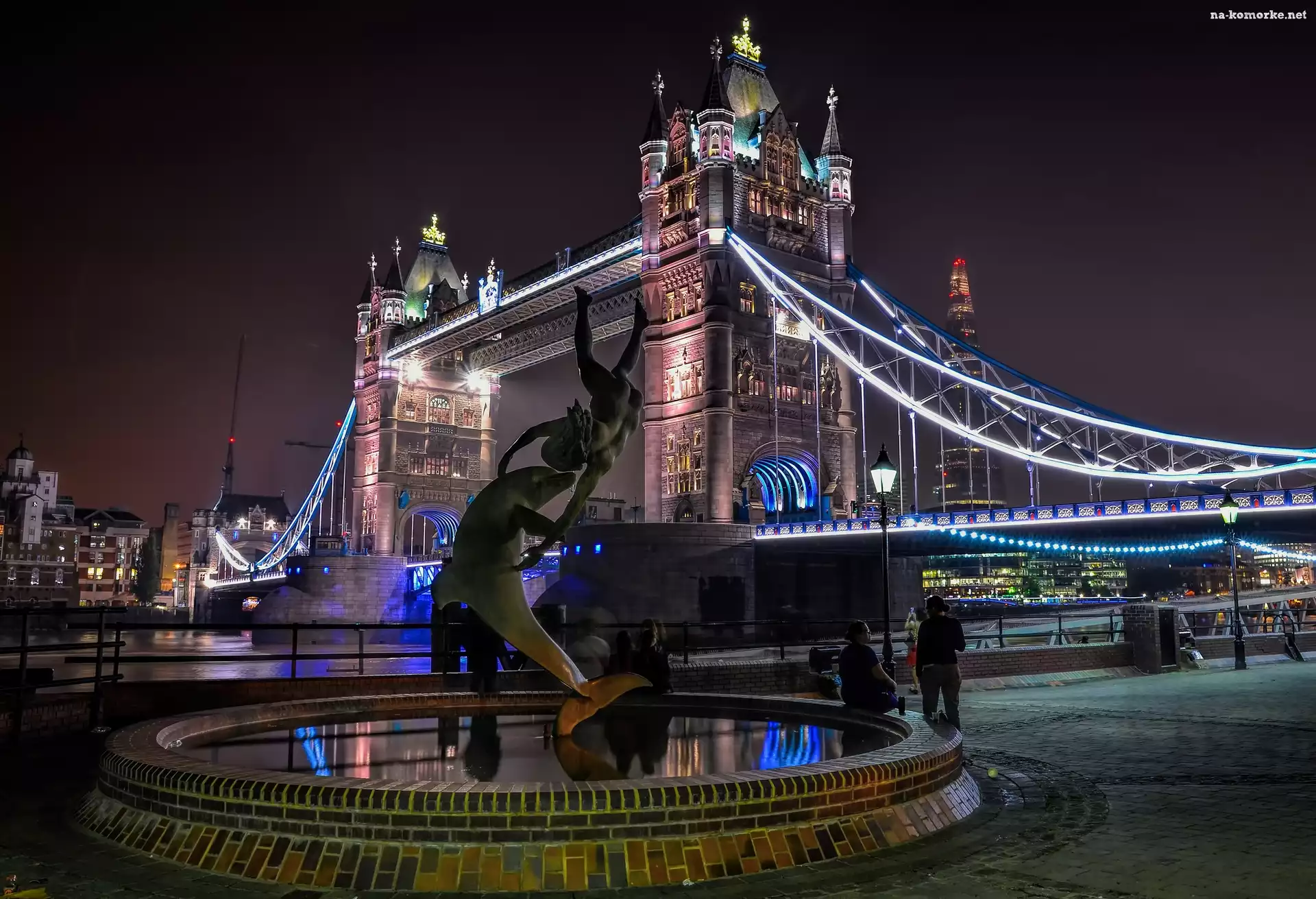 Londyn, Girl with a Dolphin, statue, Tower Bridge, noc