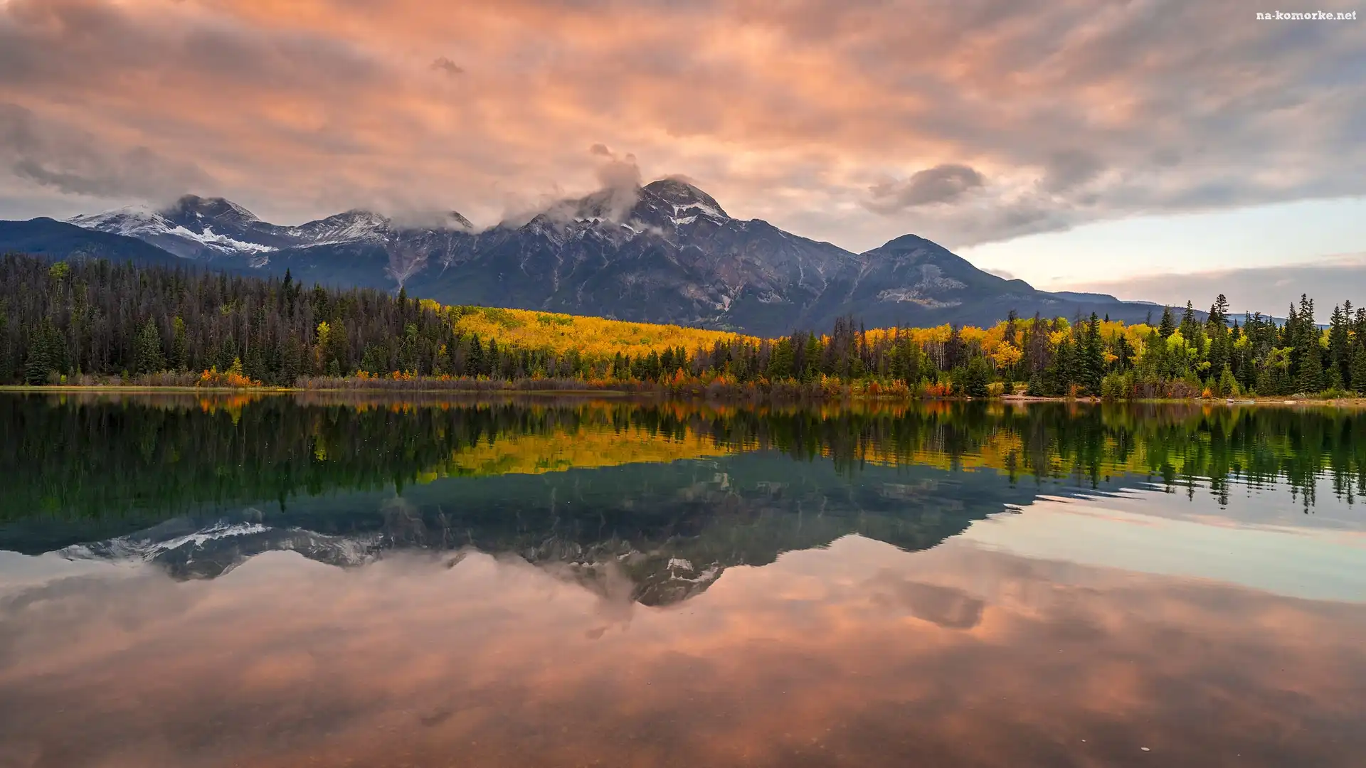 Góry, Patricia Lake, Odbicie, Jezioro, Park Narodowy Jasper, Prowincja Alberta, Kanada, Jesień, Drzewa