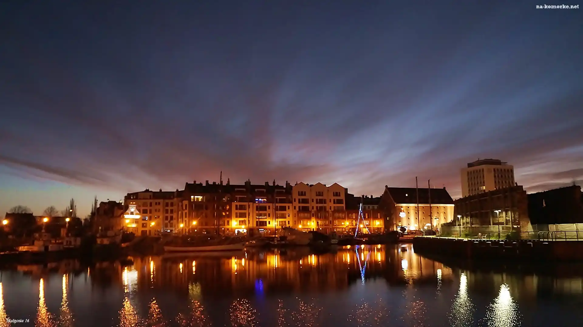 Miasto, Światła, Woda, Budynki, Gdańsk, Wschód Słońca, Niebo, Odbicie