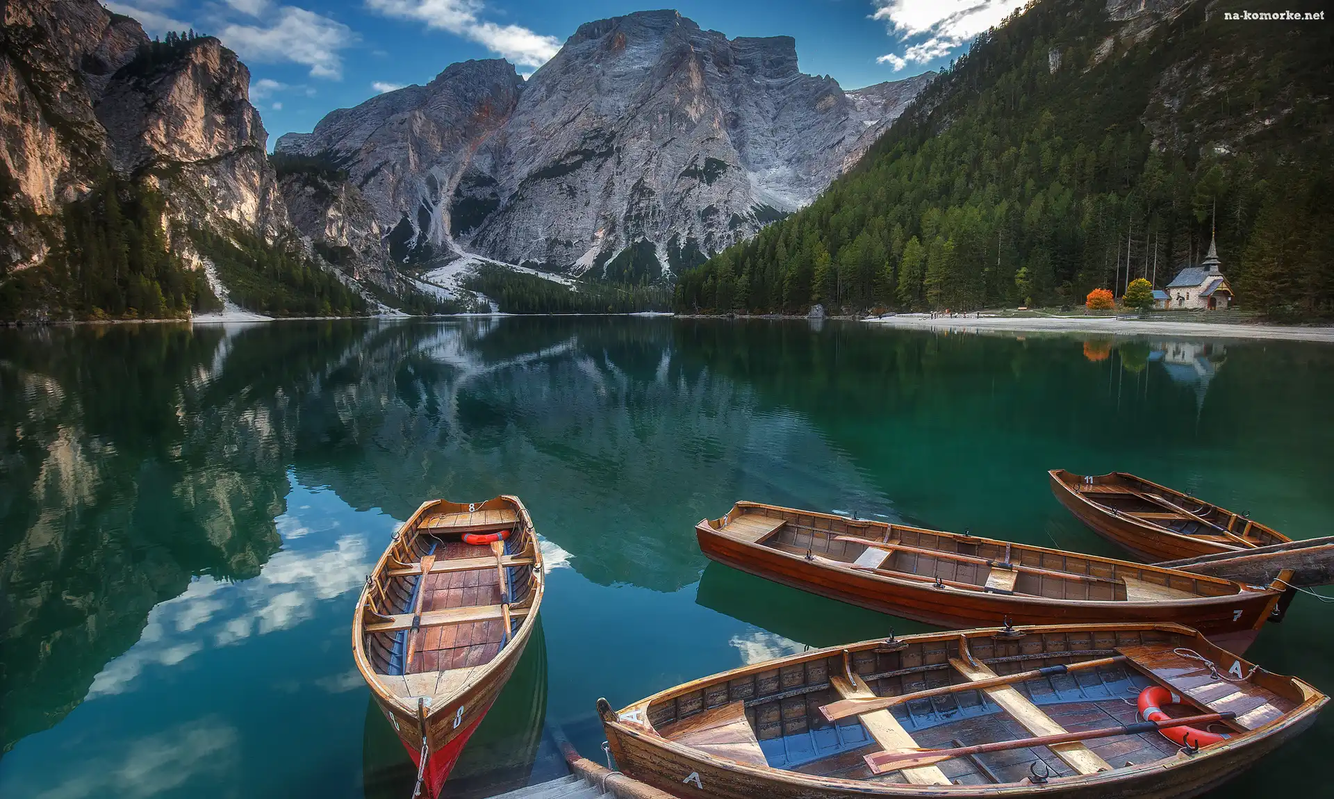 Włochy, Drzewa, Łódki, Dolomity, Tyrol Południowy, Jezioro Pragser Wildsee, Góra Seekofel