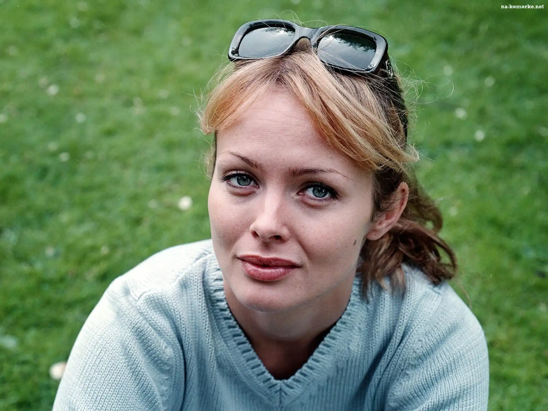 Okulary, Izabella Scorupco, Niebieski, Sweter, Czarne