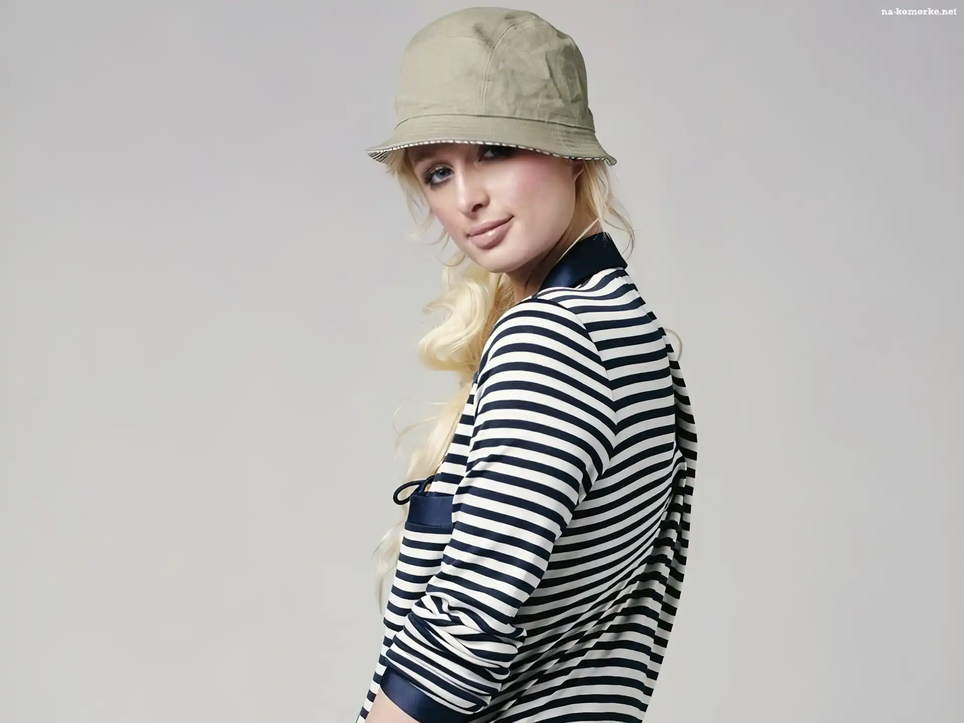 Paris Hilton, bluzka, paki