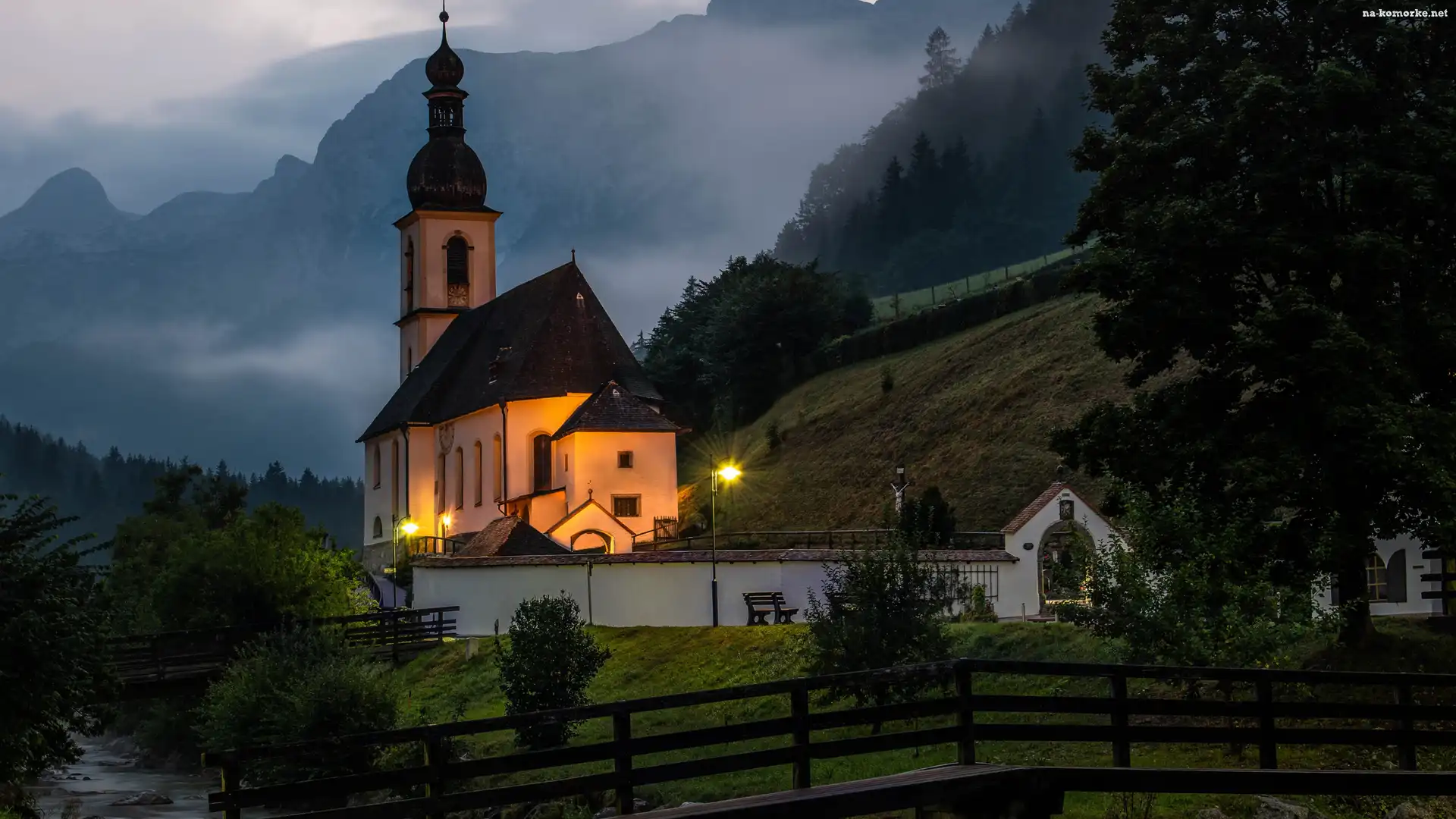 Park Narodowy Berchtesgaden, Oświetlony, Alpy, Ramsau bei Berchtesgaden, Niemcy, Drzewa, Most, Góry, Bawaria, Kościół św Sebastiana, Rzeka Ramsauer Ache