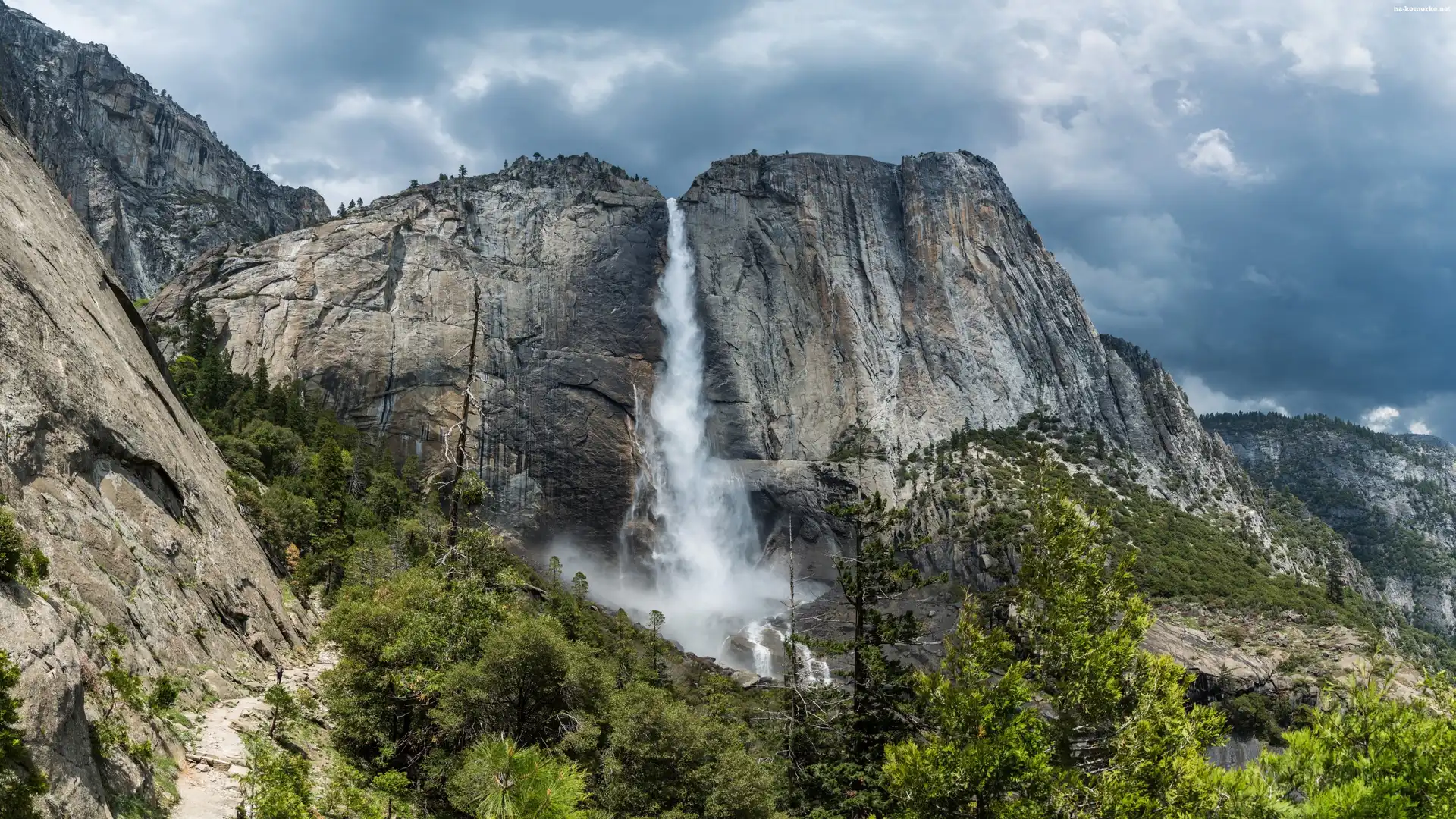 Wodospad, Park Narodowy Yosemite, Kalifornia, Chmury, Góry, Drzewa