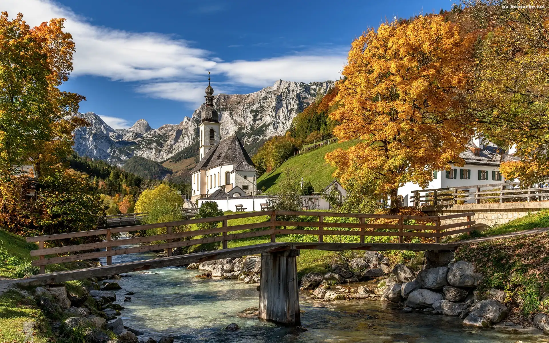 Park Narodowy Berchtesgaden, Niemcy, Kościół św. Sebastiana, Ramsau bei Berchtesgaden, Rzeka Ramsauer Ache, Bawaria, Most, Góry Alpy, Drzewa