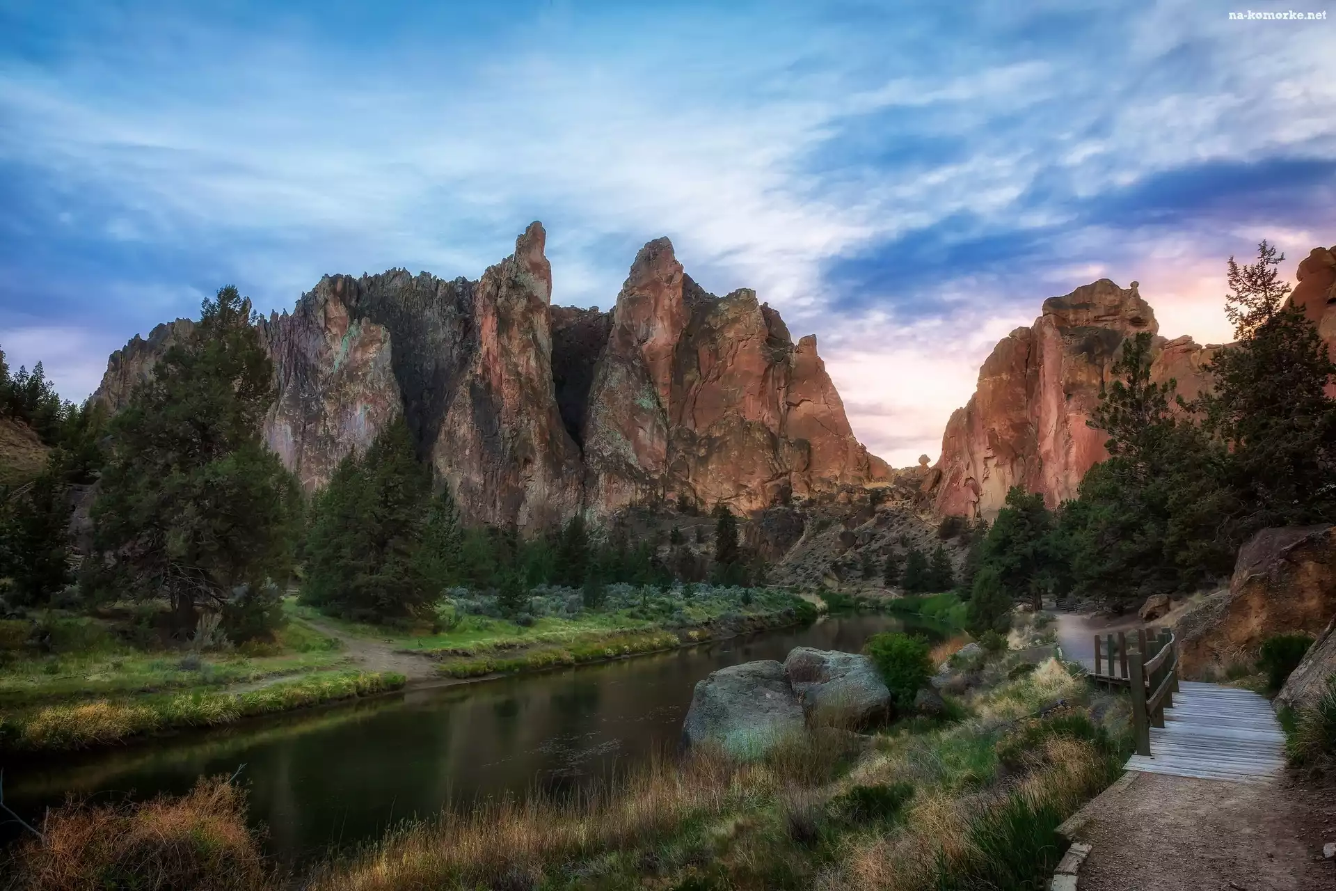 Park stanowy Smith Rock State Park, Skały, Mostek, Rzeka Crooked River, Stan Oregon, Stany Zjednoczone, Ścieżka