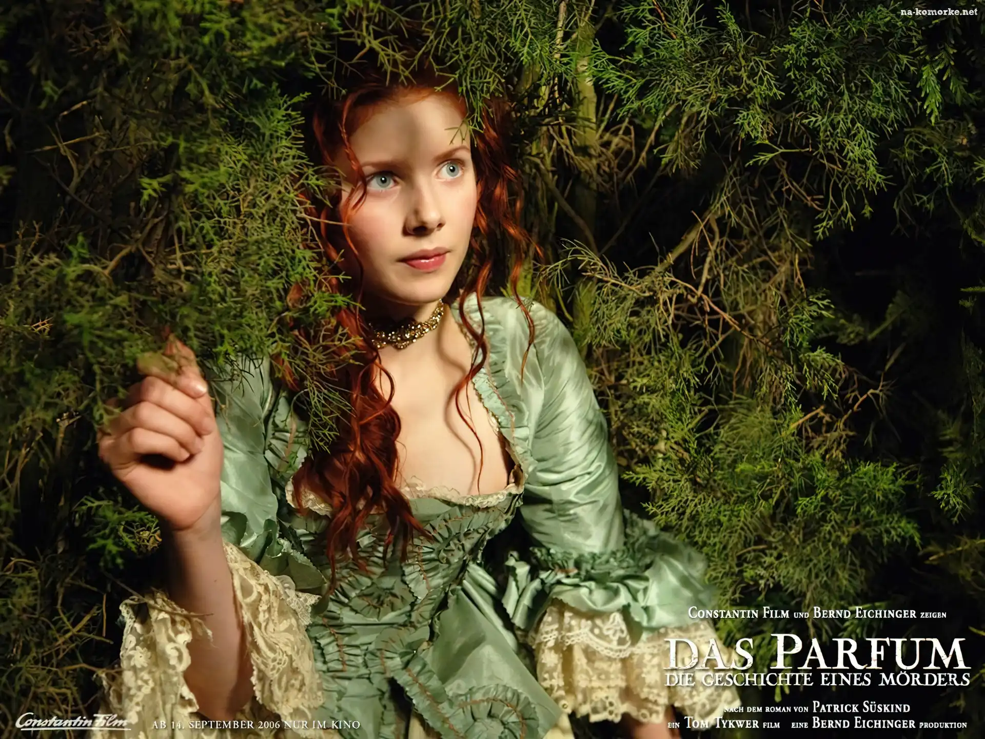 Perfume, iglaki, Rachel Hurd-Wood, suknia
