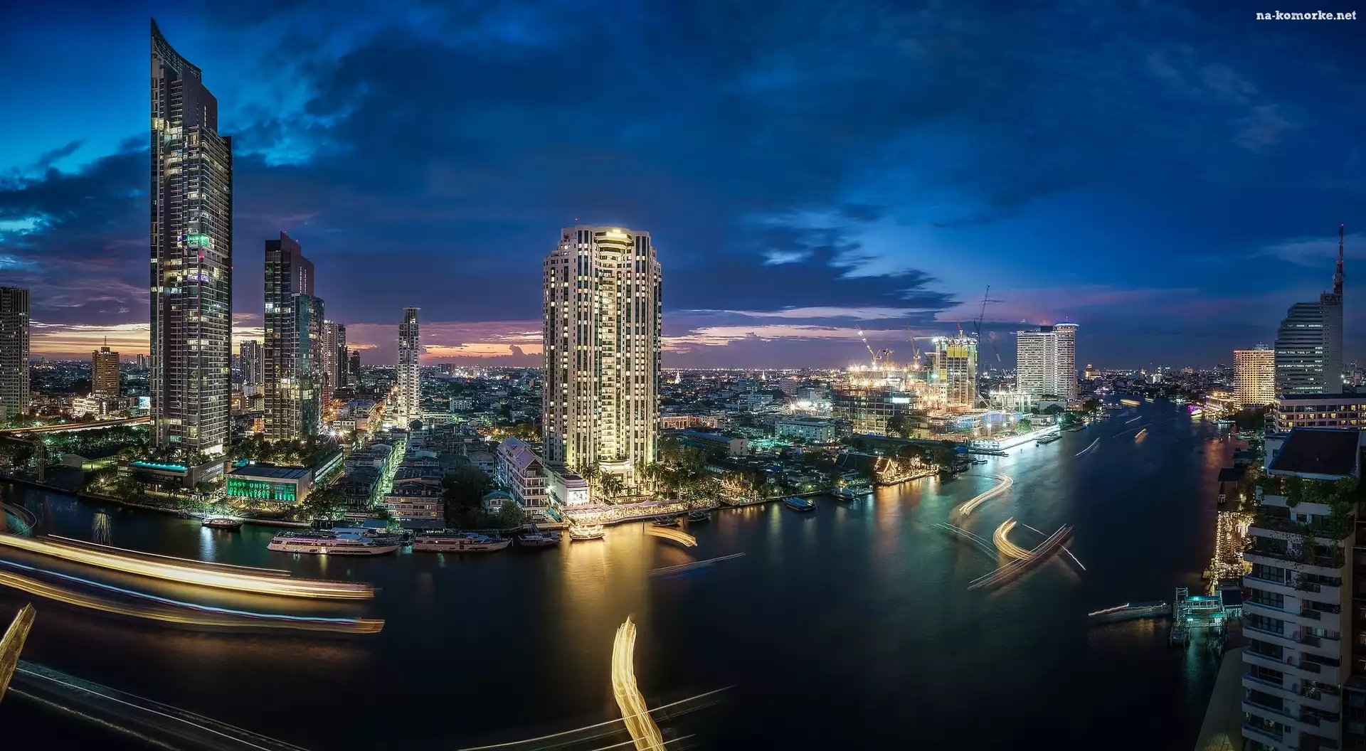 Rzeka Chao Phraya River, Bangkok, Dzielnica Khlong San, Zmrok, Tajlandia, Wieżowce