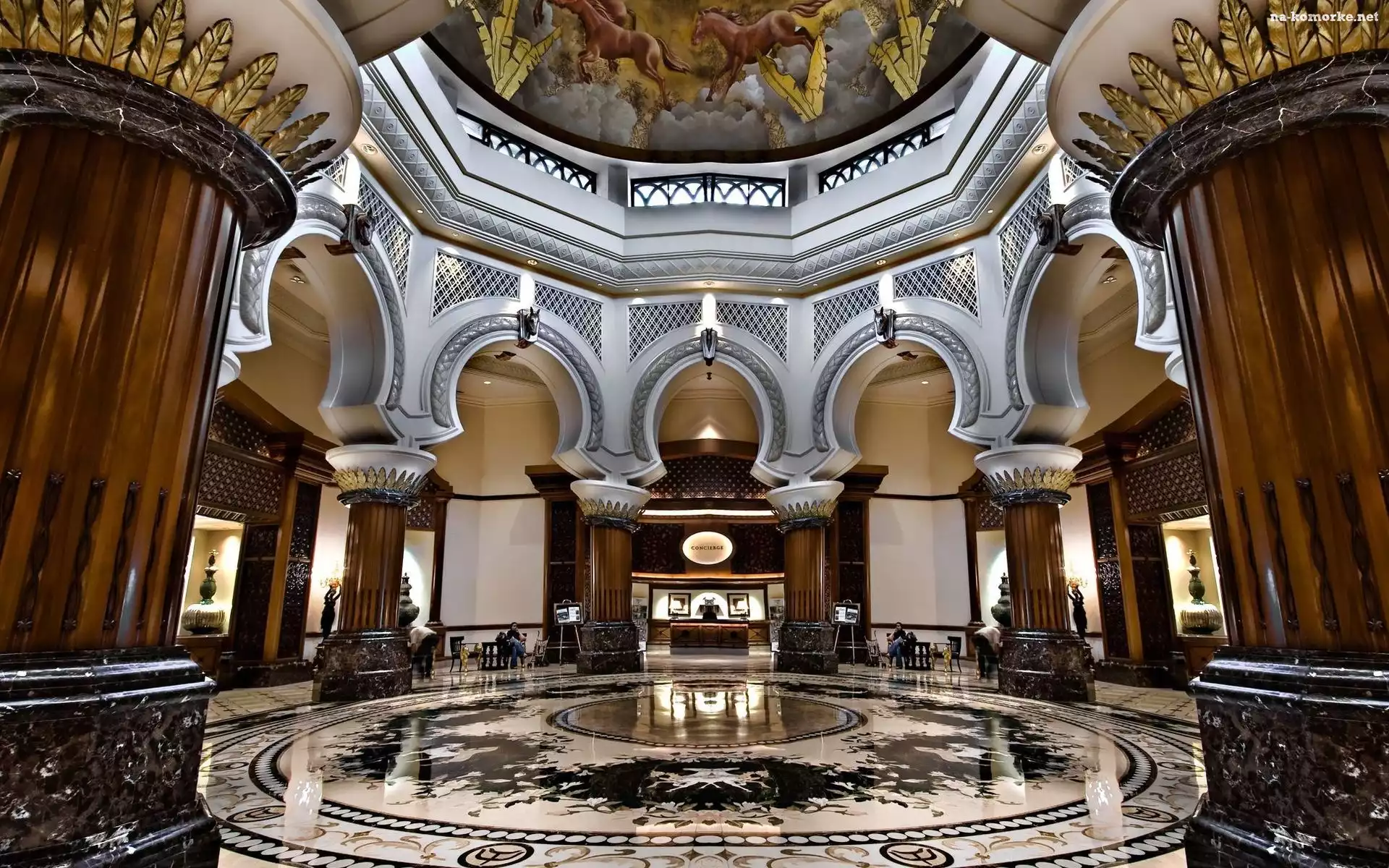 Piękne, Wnętrze