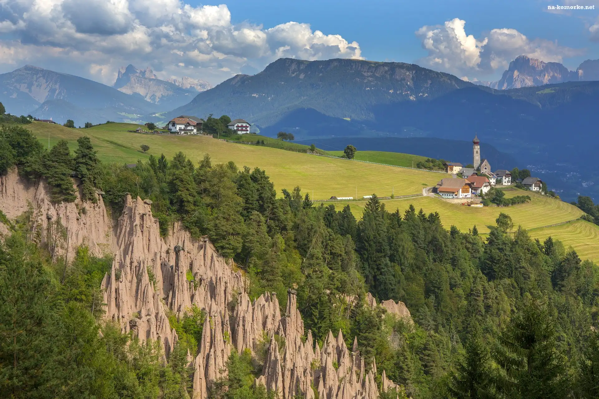 Kościół, Drzewa, Włochy, Alpy, Góry, Ritten, Piramidy ziemne, Domy, Południowy Tyrol