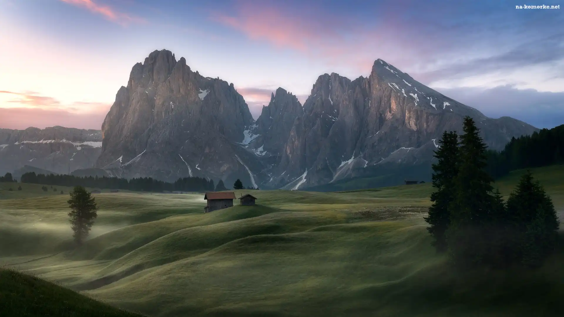 Płaskowyż Seiser Alm, Chmury, Dolomity, Włochy, Dolina Val Gardena, Góry Sassolungo, Domki, Drzewa