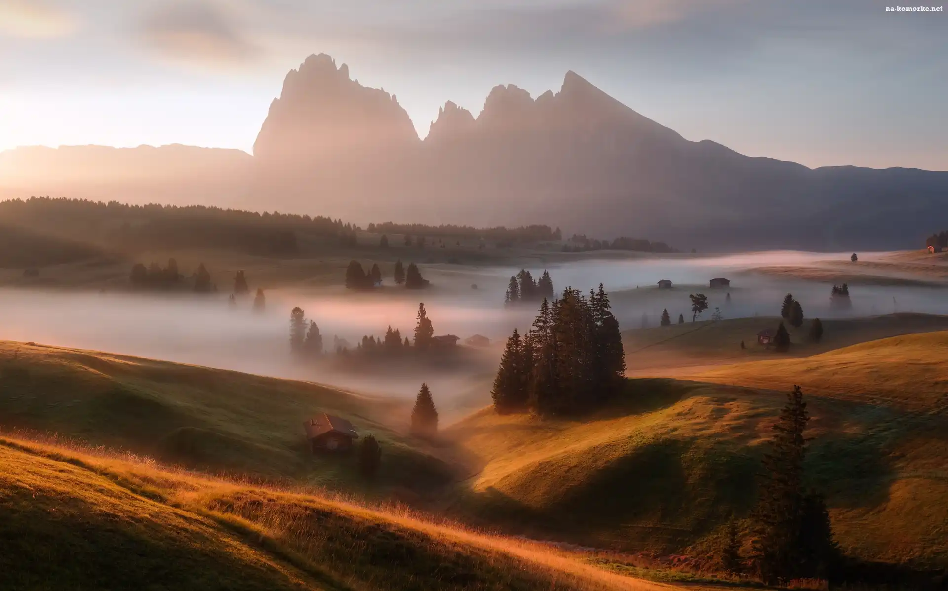Płaskowyż Seiser Alm, Domy, Góry Sassolungo, Jesień, Dolina Val Gardena, Włochy, Dolomity, Mgła