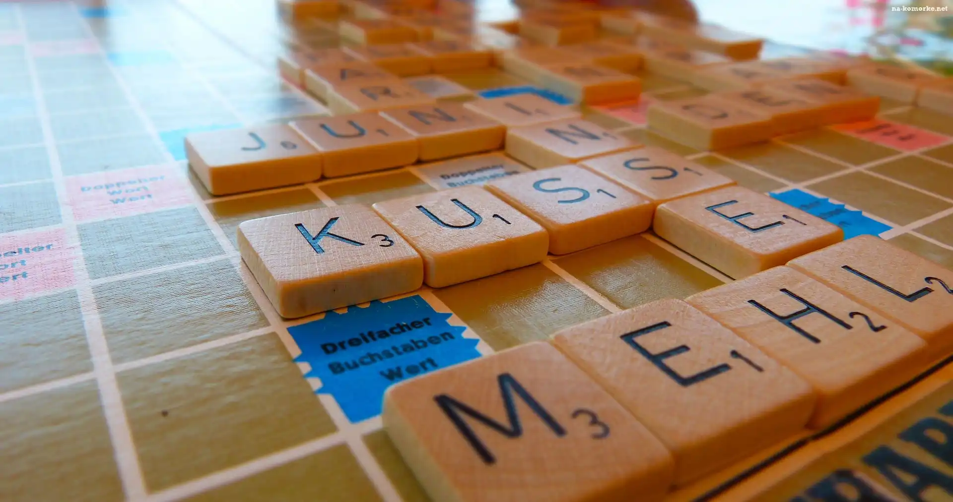 Scrabble, Płytki, Plansza