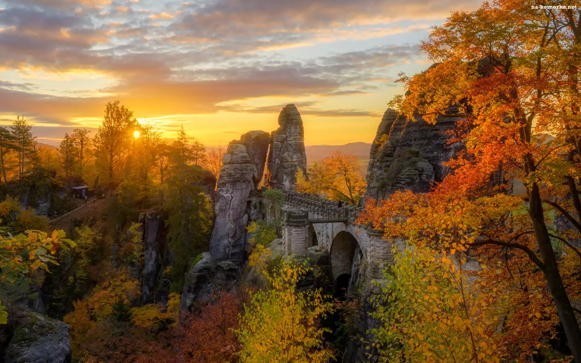 Jesień, Park Narodowy Saskiej Szwajcarii, Góry Połabskie, Las, Skały, Saksonia, Niemcy, Drzewa, Zachód słońca, Chmury, Bastei