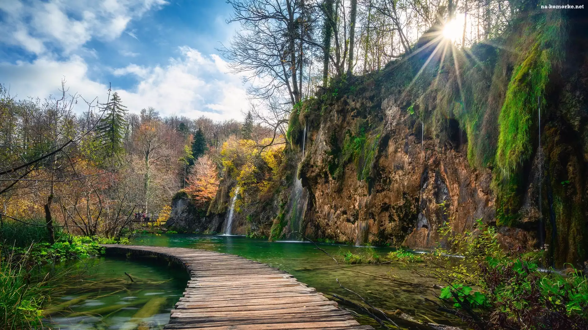 Wodospad, Park Narodowy Jezior Plitwickich, Pomost, Chorwacja, Drzewa, Jezioro, Promienie słońca, Chmury