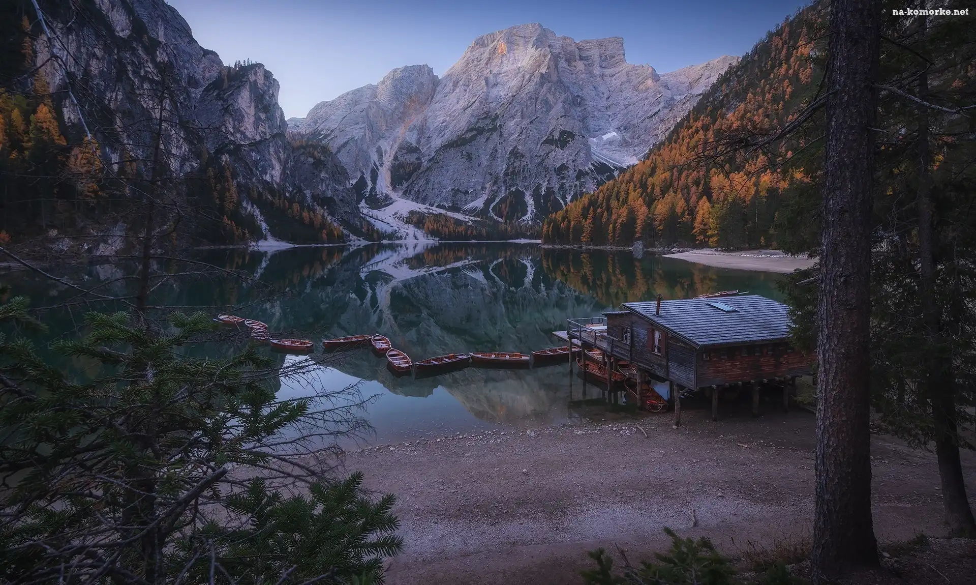 Łódki, Domek, Południowy Tyrol, Drewniany, Jezioro Pragser Wildsee, Włochy, Góry Dolomity, Pomost, Lago di Braies, Drzewa