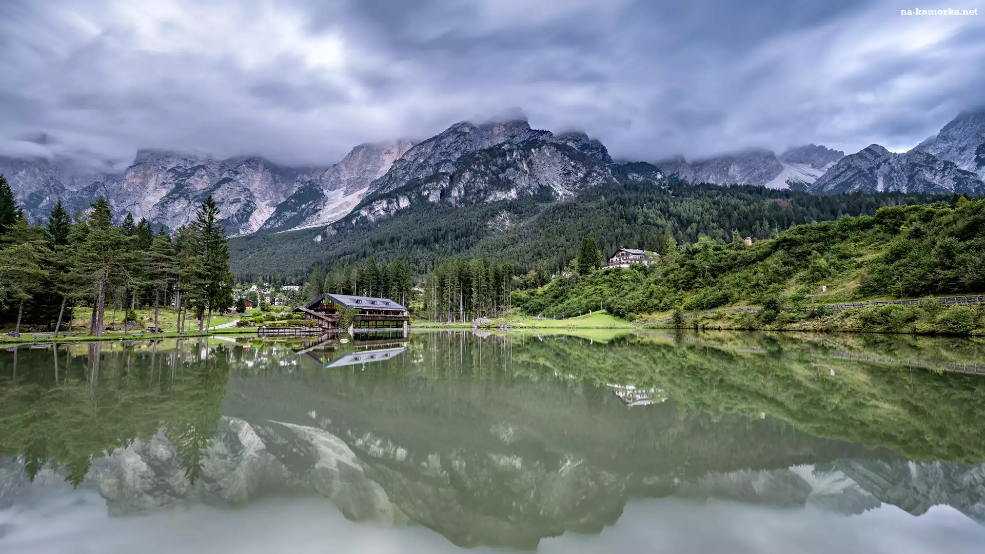 Lake Mosigo, Drzewa, Chmury, Las, Góry, Prowincja Belluno, Włochy, Jezioro, Dom