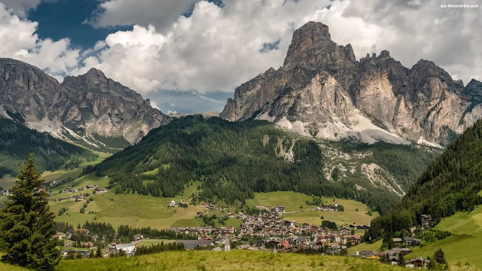 Góry, Lasy, Włochy, Góra Sassongher, Prowincja Bolzano, Corvara, Dolomity, Drzewa, Dolina, Domy