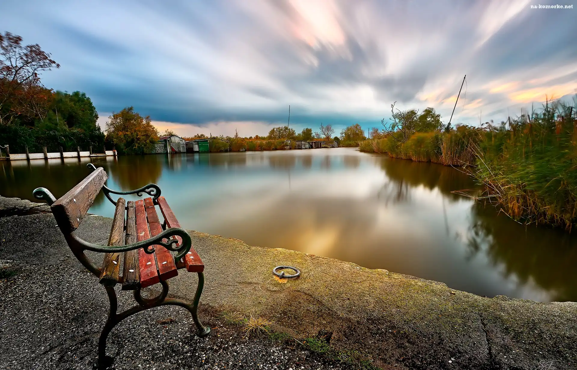 Zachód słońca, Prowincja Lukka, Jezioro, Włochy, Chmury, Lake Massaciuccoli, Drzewa, Ławka