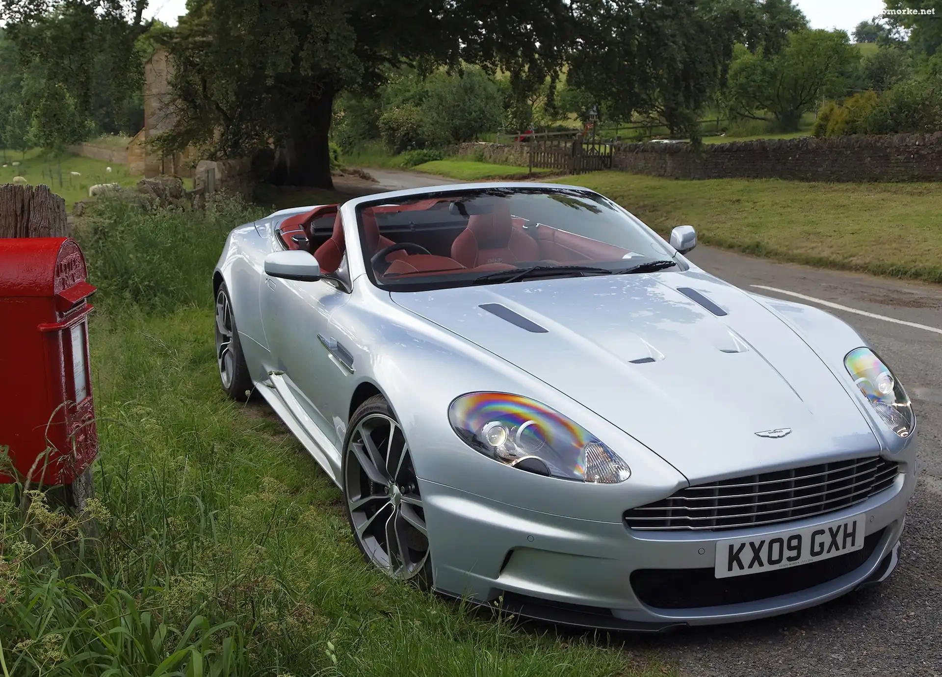 Przód, Aston Martin DBS Volante, Kratka