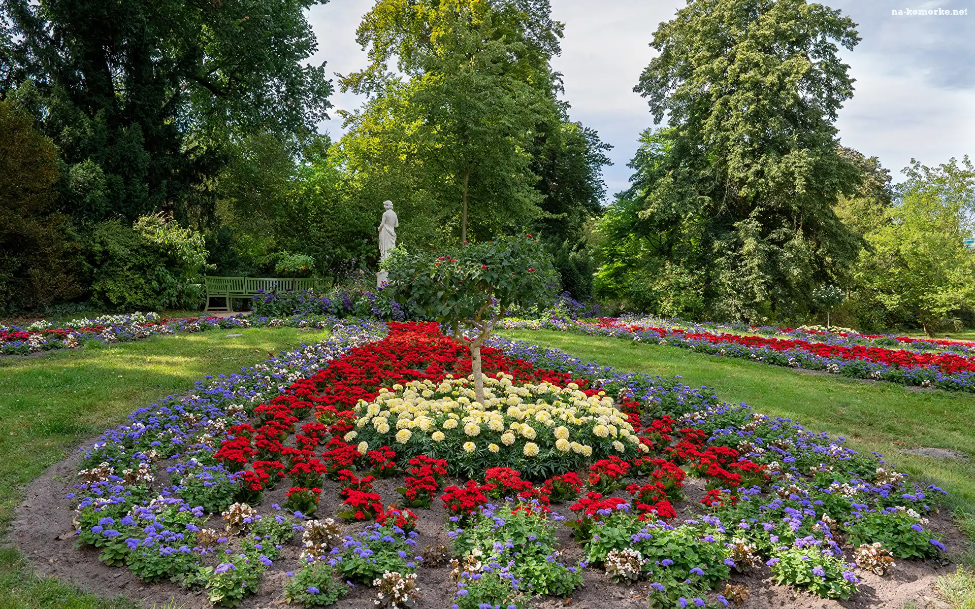 Rabaty, Kwiaty, Park, Ławki, Drzewa, Posąg