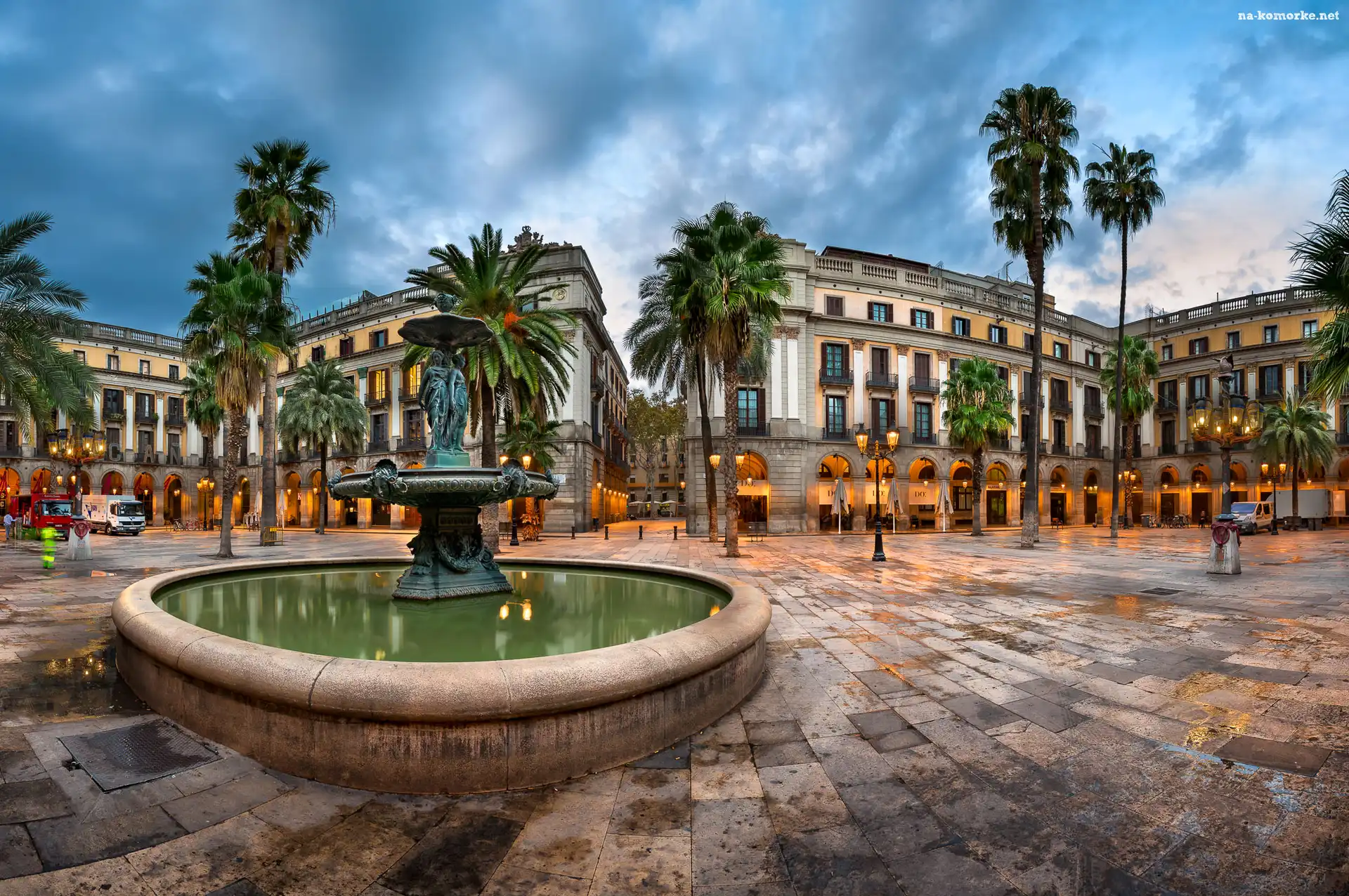 Hotel Roma Reial, Barcelona, Hiszpania, Palmy, Fontanna, Plac Plaza Real